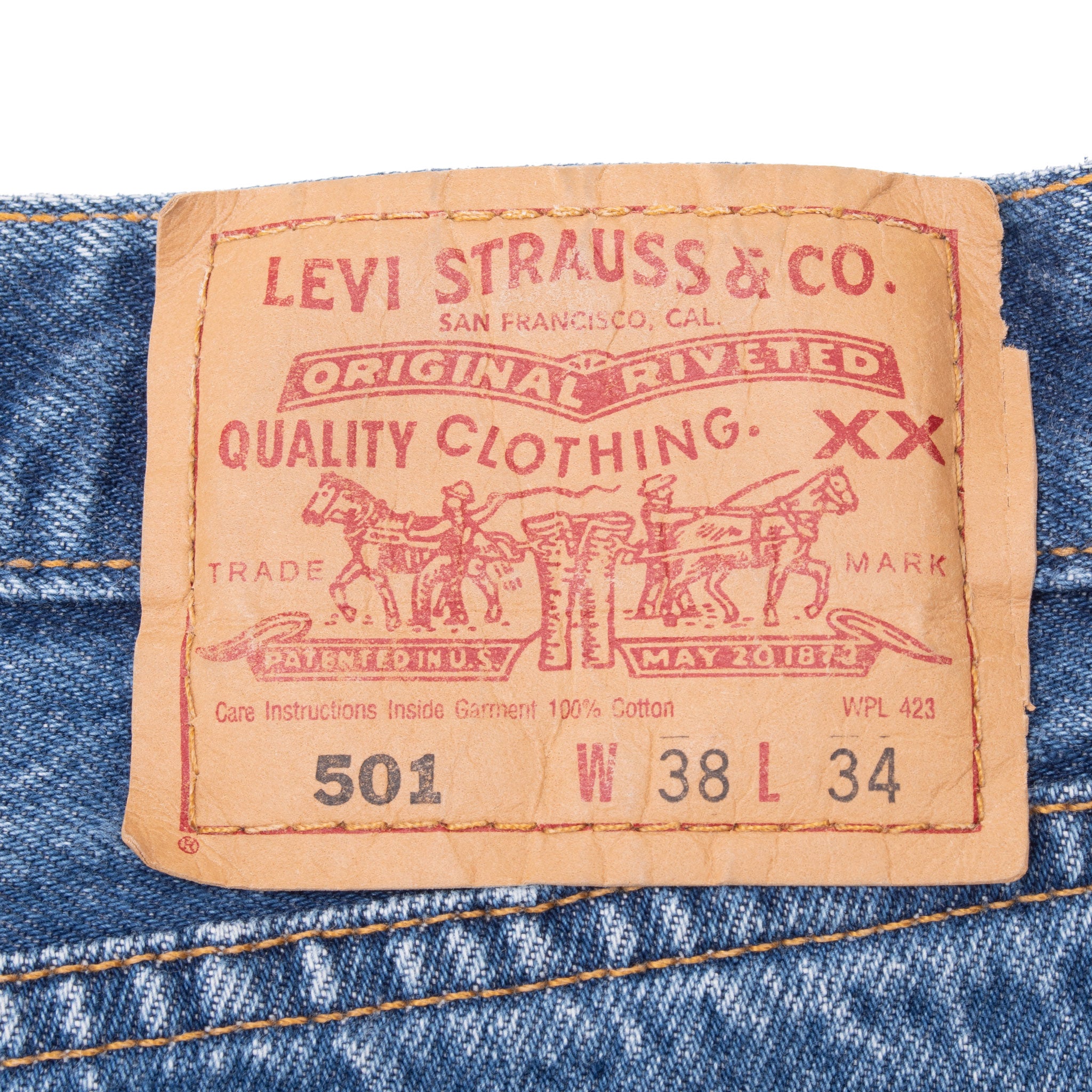 Vintage Levis 501 Indigo Blue Jeans 1990S Size 36X31 With A Medium Wash
Size on Tag is 38X34 Actual Size Is 36X31
Back button #977