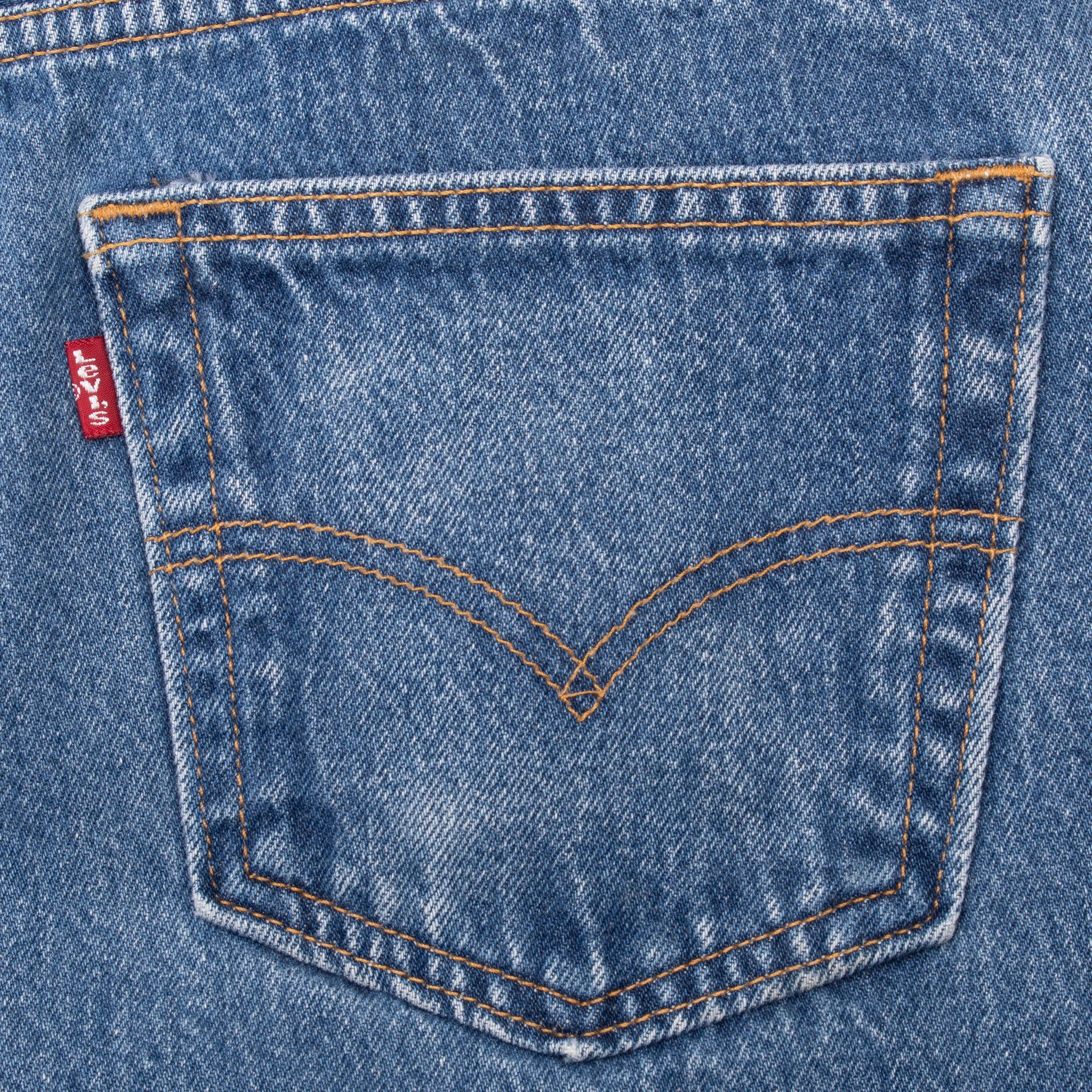 Vintage Levis 501 Indigo Blue Jeans 1990S Size 36X31 With A Medium Wash
Size on Tag is 38X34 Actual Size Is 36X31
Back button #977