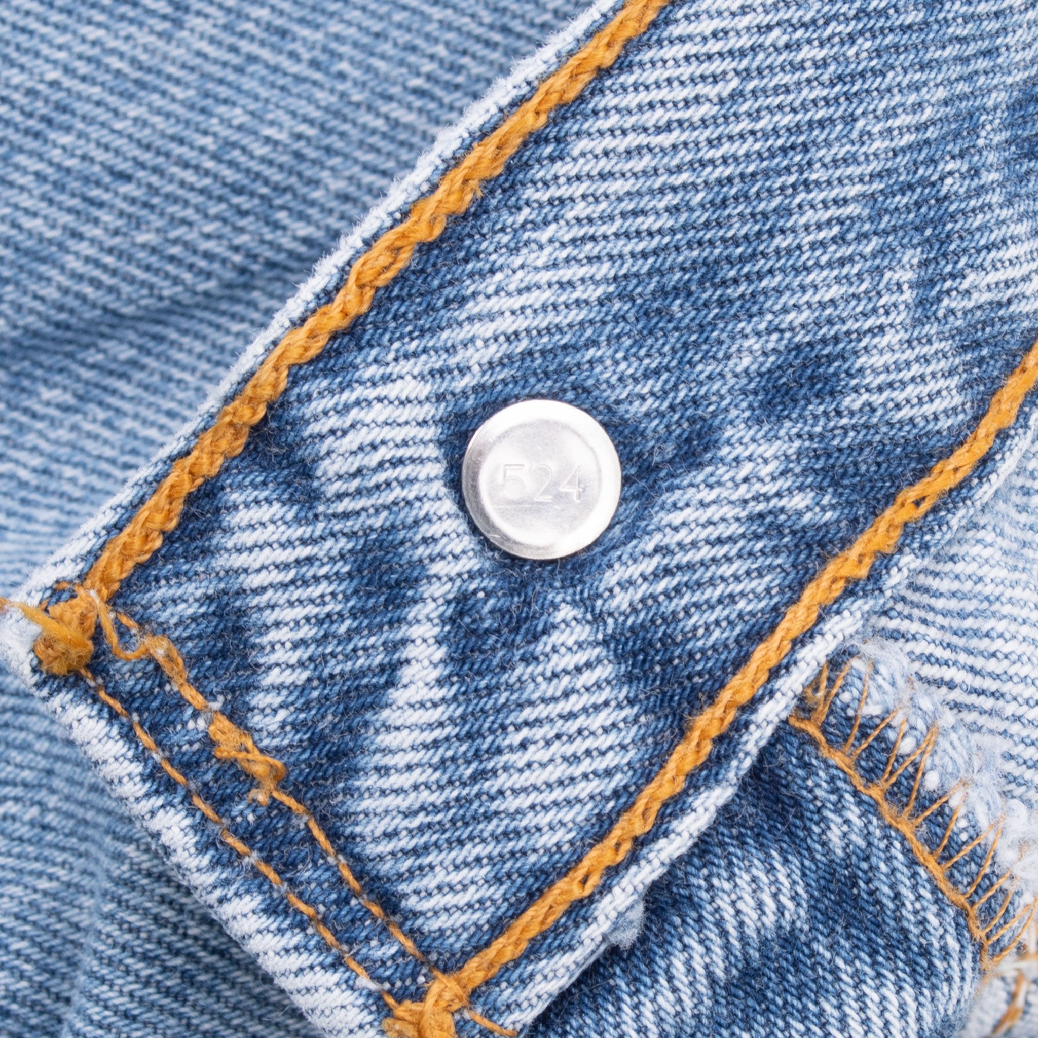 Beautiful Indigo Levis 501 Jeans 1990s Made in USA with Light Wash
Size on tag 34X32 Actual Size 33X31
Back Button #524