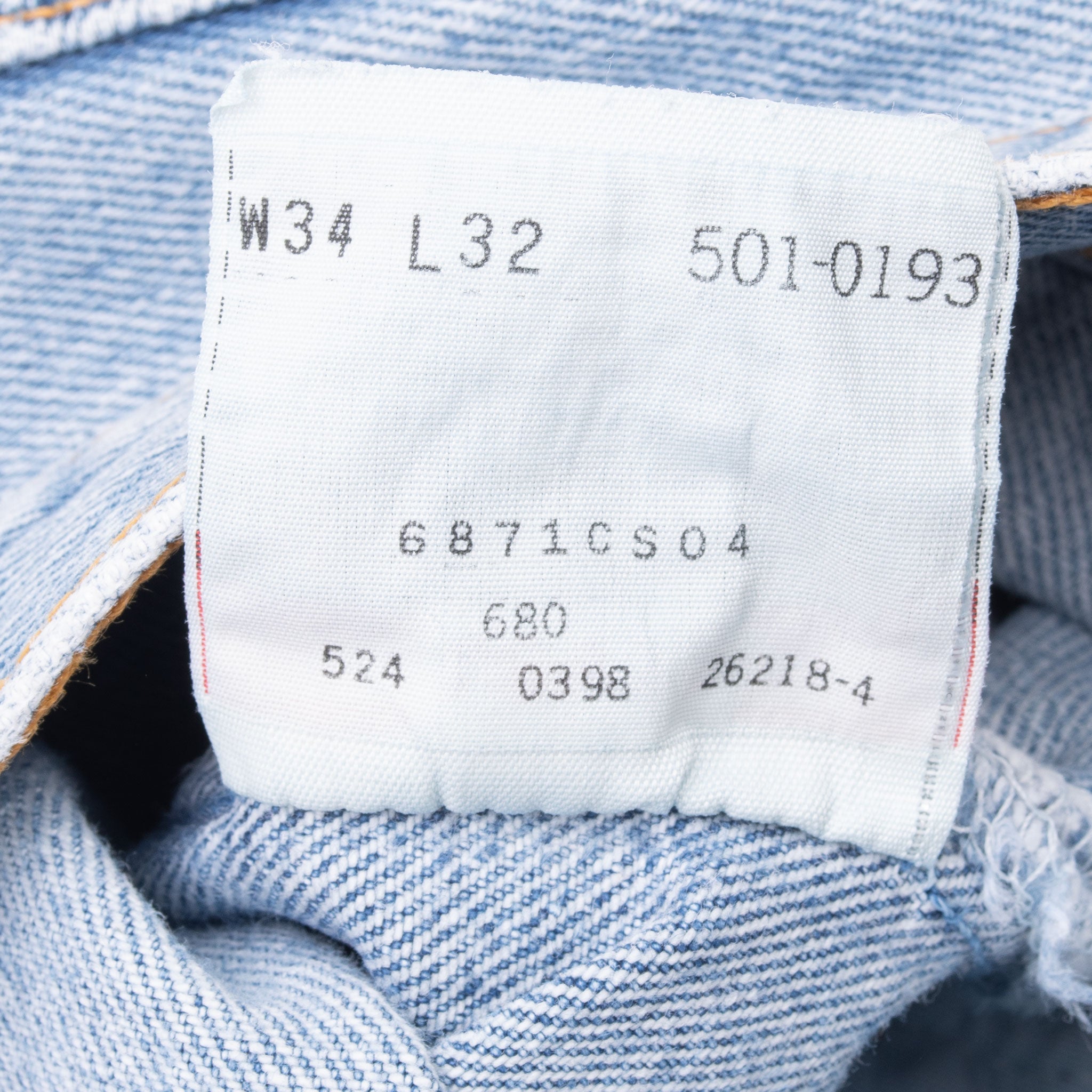 Beautiful Indigo Levis 501 Jeans 1990s Made in USA with Light Wash
Size on tag 34X32 Actual Size 33X31
Back Button #524