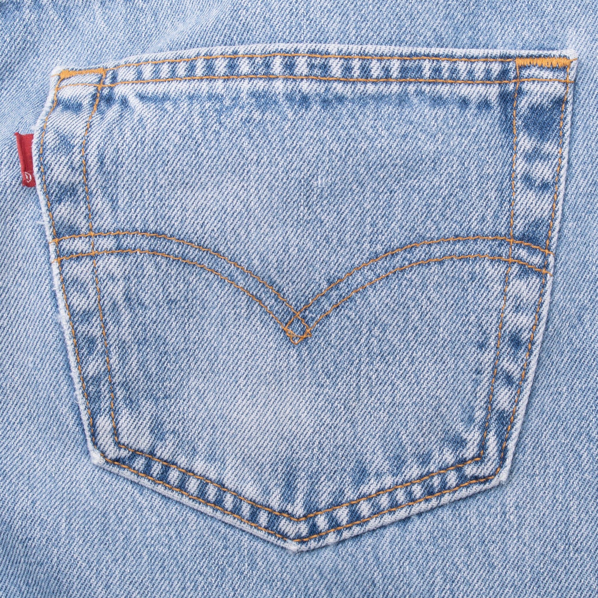 Beautiful Indigo Levis 501 Jeans 1990s Made in USA with Light Wash
Size on tag 34X32 Actual Size 33X31
Back Button #524