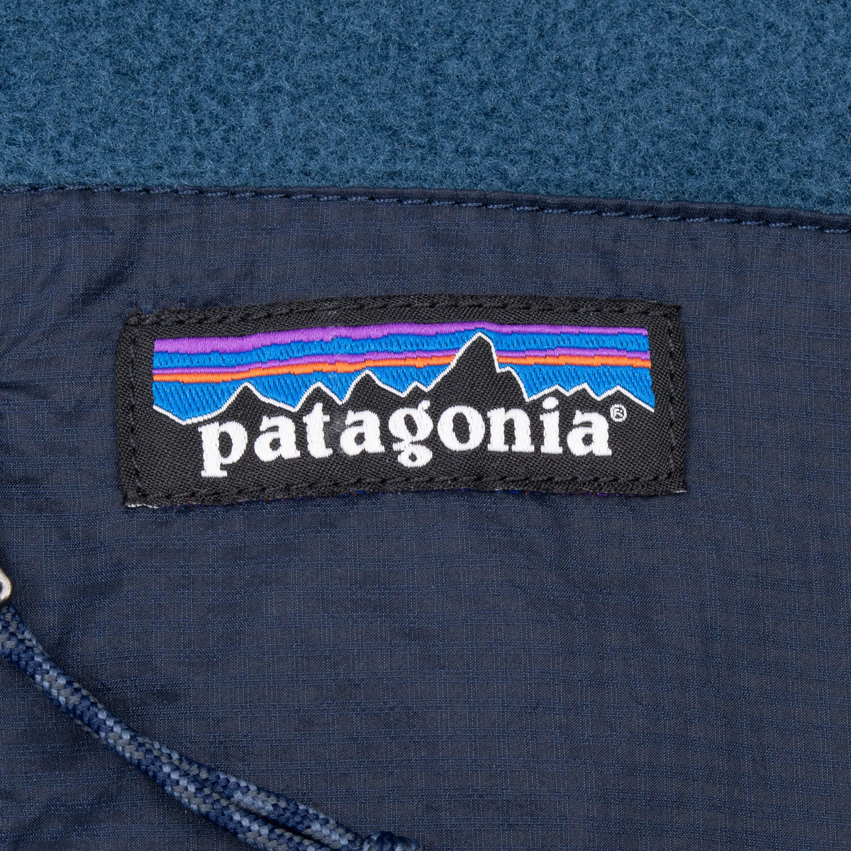 Patagonia logo patch on contrasting blue chest pocket