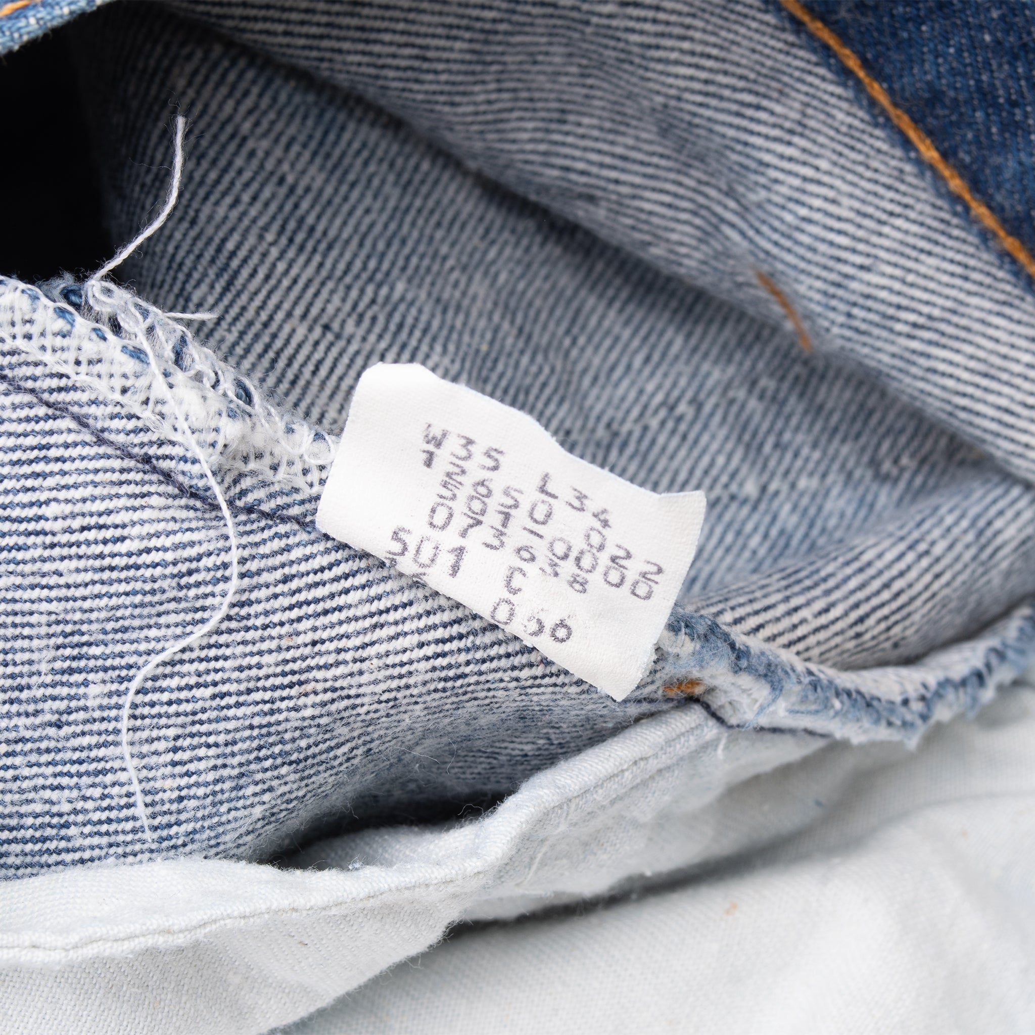 Vintage Levis 501 Jeans Indigo 1980S Size W33 L31 Made In Usa With Medium Wash
Size On Tag 35X34 Actual Size 33X31
Back Button #501