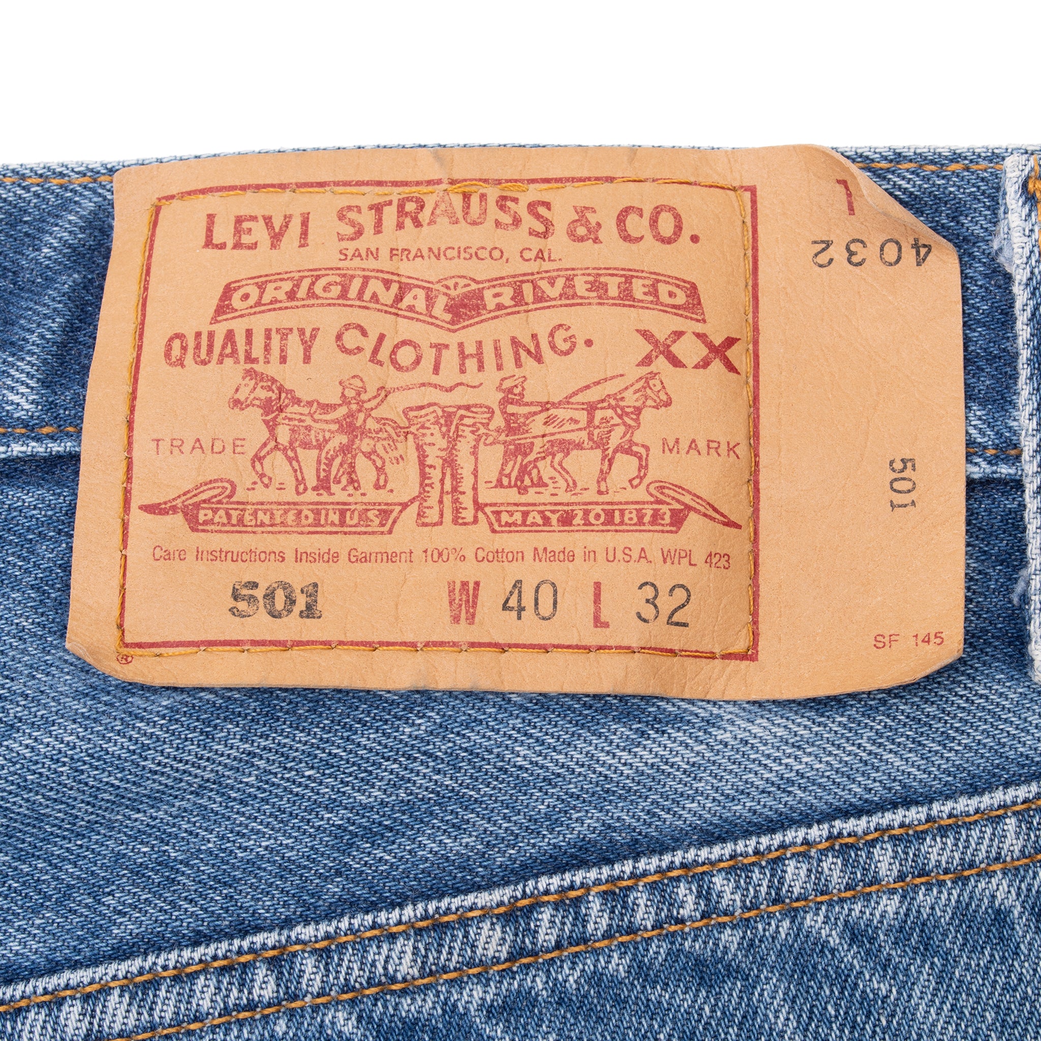 Vintage Levis 501 Indigo Light Blue Wash Jeans 1990S Size 39X31 Made In Usa With A Medium Blue Wash
Size On Tag 40X32 Actual Size 39X31
Back Button #524