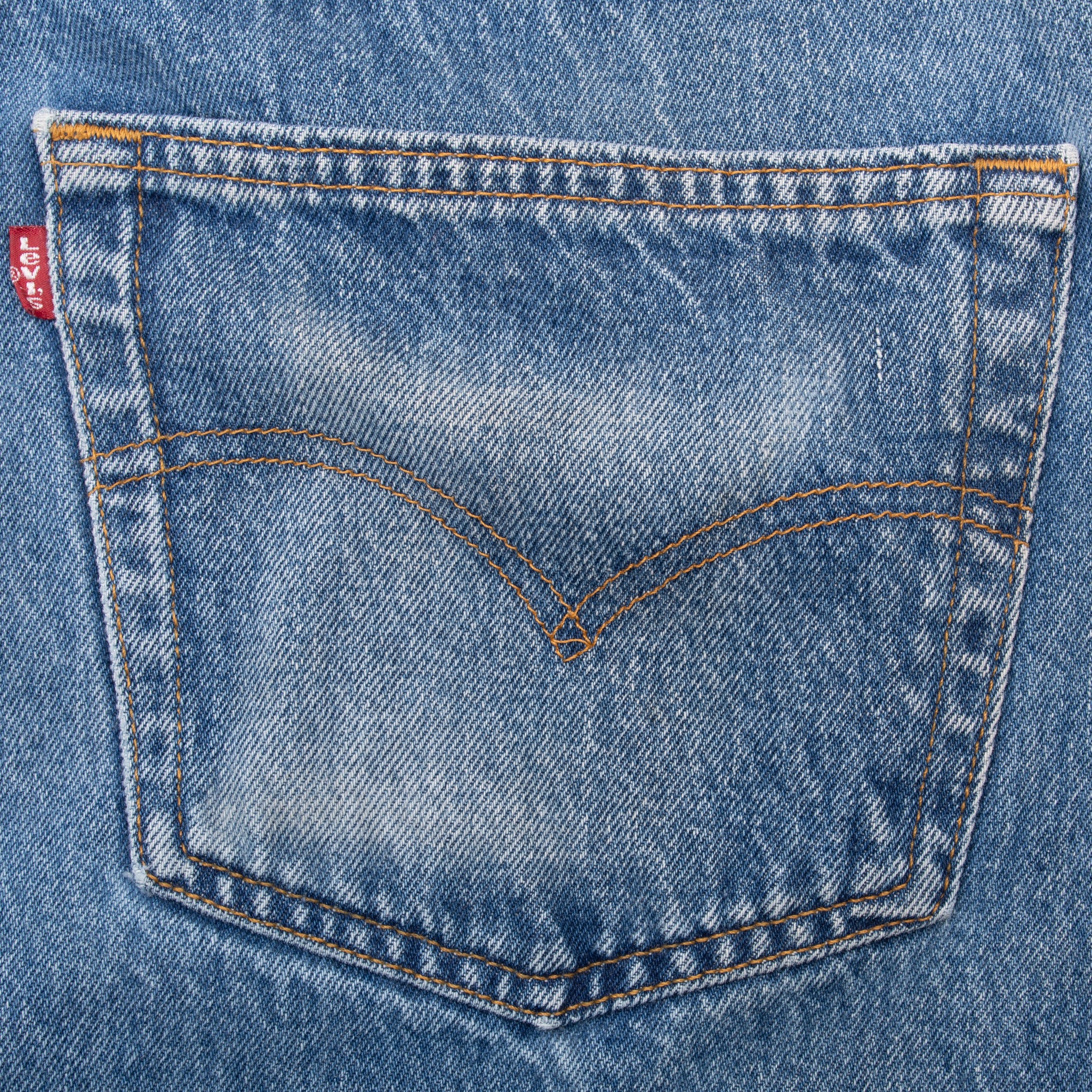 Vintage Levis 501 Indigo Light Blue Wash Jeans 1990S Size 39X31 Made In Usa With A Medium Blue Wash
Size On Tag 40X32 Actual Size 39X31
Back Button #524