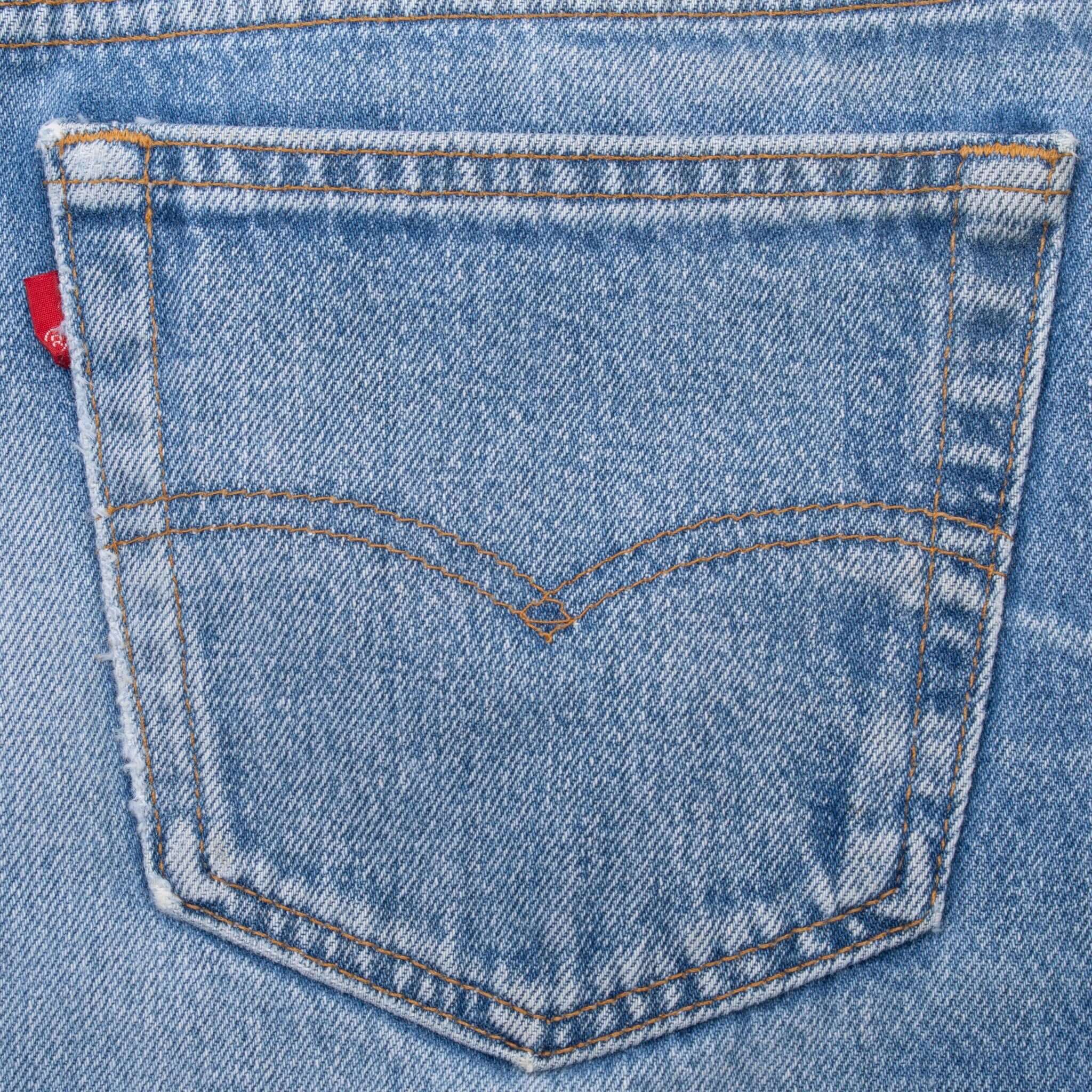 Vintage Levis 501 Indigo Blue Jeans 1980S Size 32X30 Made In Usa With A Medium Light Wash With Some Whiskers
Size on Tag 34X34 Actual Size 32X30
Back Button #552