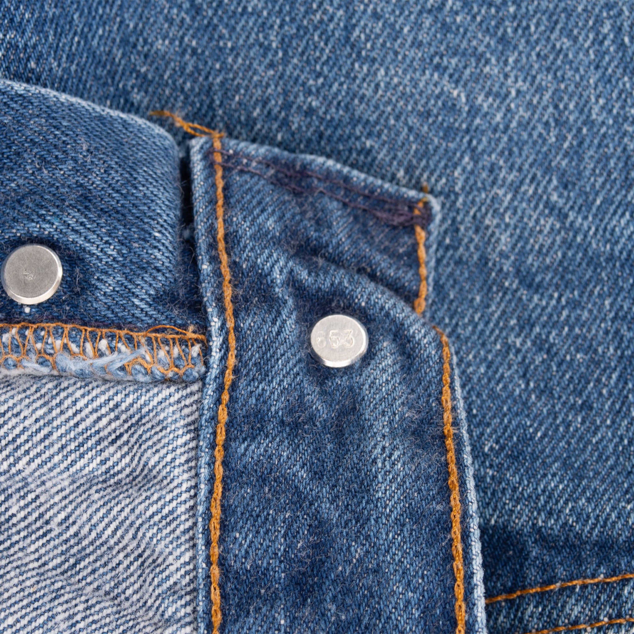 Vintage Levis 501 Indigo Blue Jeans 1980S Size 35X31 Made In Usa With A Medium Wash
Size on Tag 38X34 Actual Size 35X31
Back Button #653