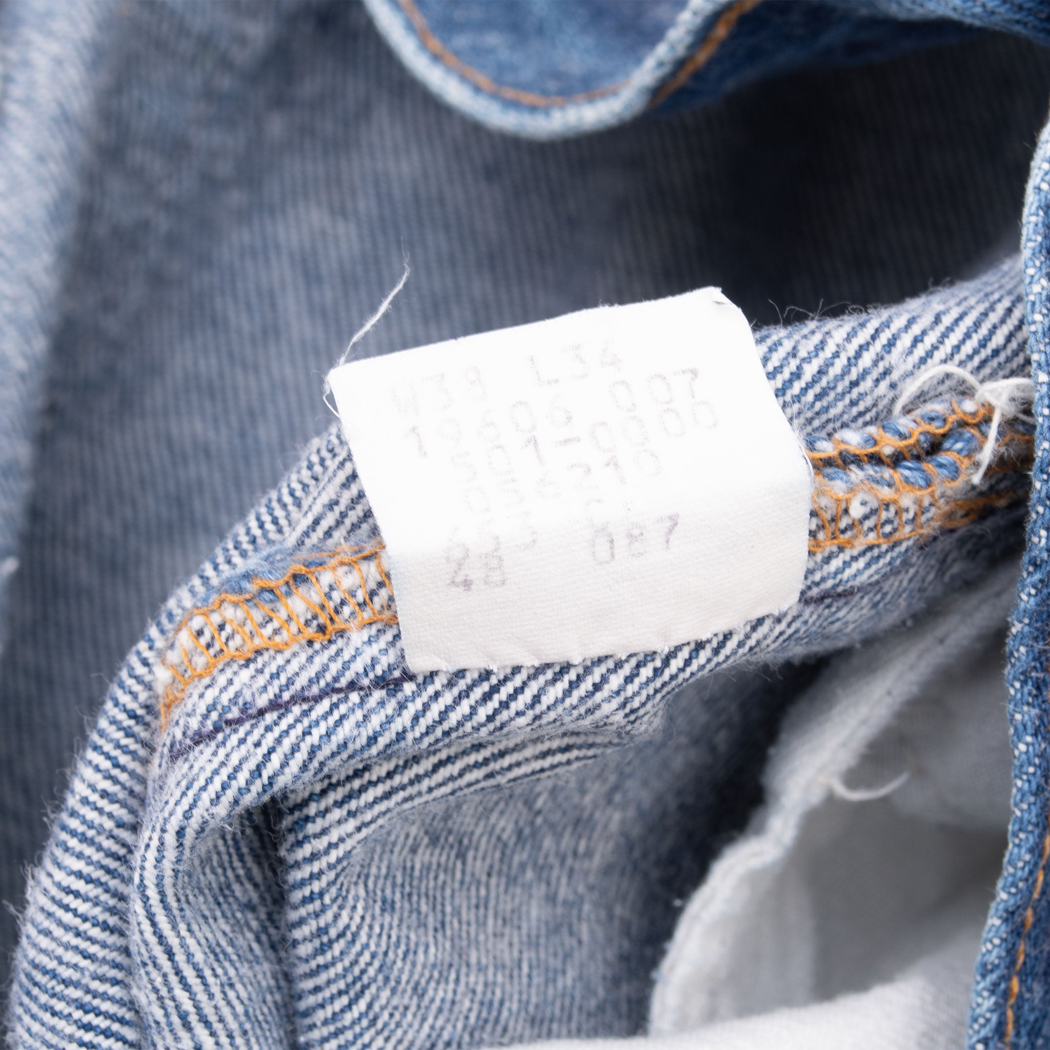 Vintage Levis 501 Indigo Blue Jeans 1980S Size 35X31 Made In Usa With A Medium Wash
Size on Tag 38X34 Actual Size 35X31
Back Button #653