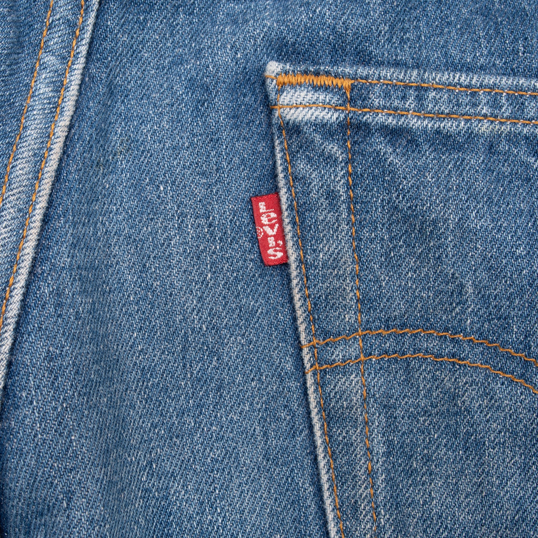 Vintage Preshrunk Levis 501 Indigo Jeans 1990S Size 34X30 Made In Usa With a beatiful Medium Light Wash and some light whiskers
Size on Tag 35X32 Actual size 34X30
Back Button #524