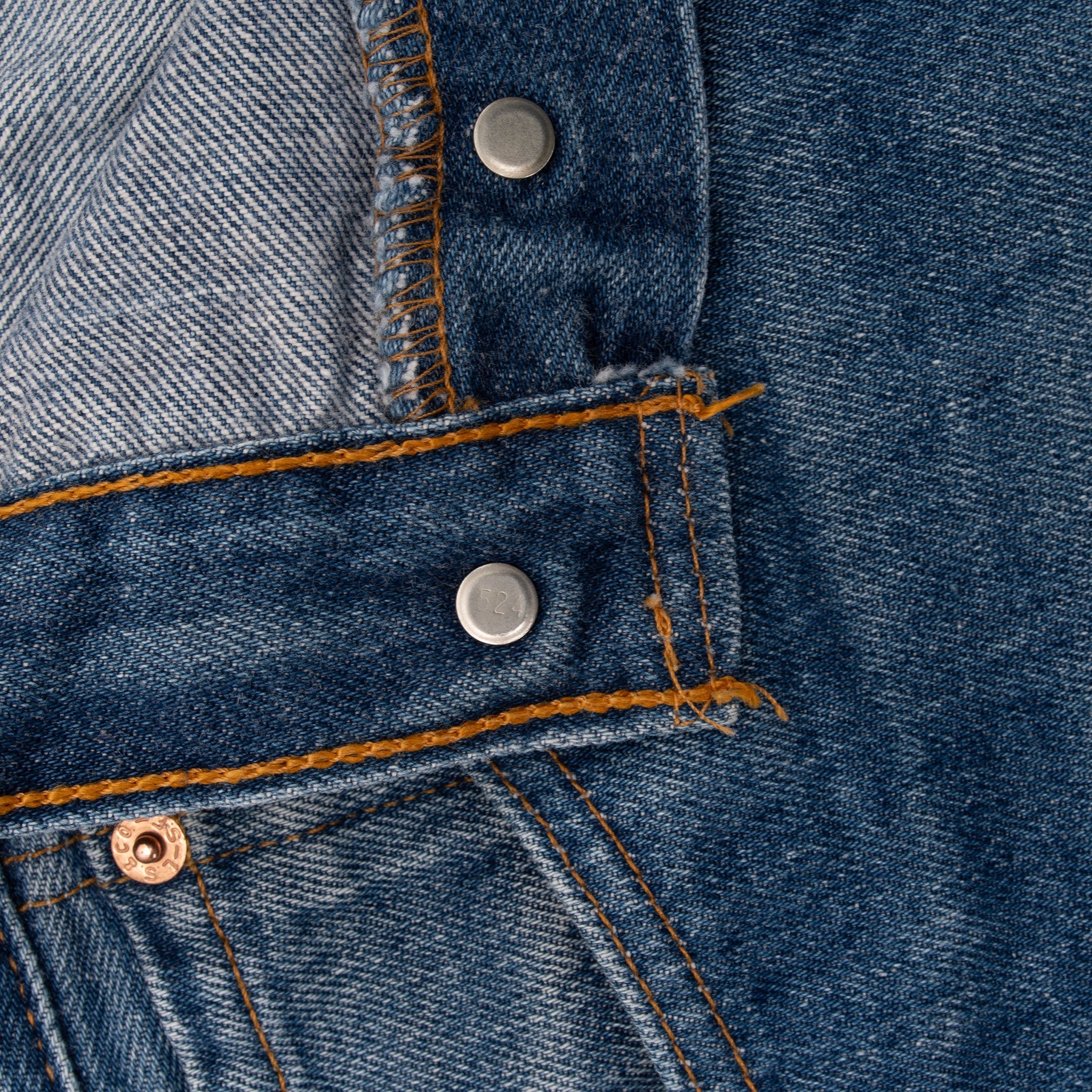 Vintage Preshrunk Levis 501 Indigo Jeans 1990S Size 34X30 Made In Usa With a beatiful Medium Light Wash and some light whiskers
Size on Tag 35X32 Actual size 34X30
Back Button #524