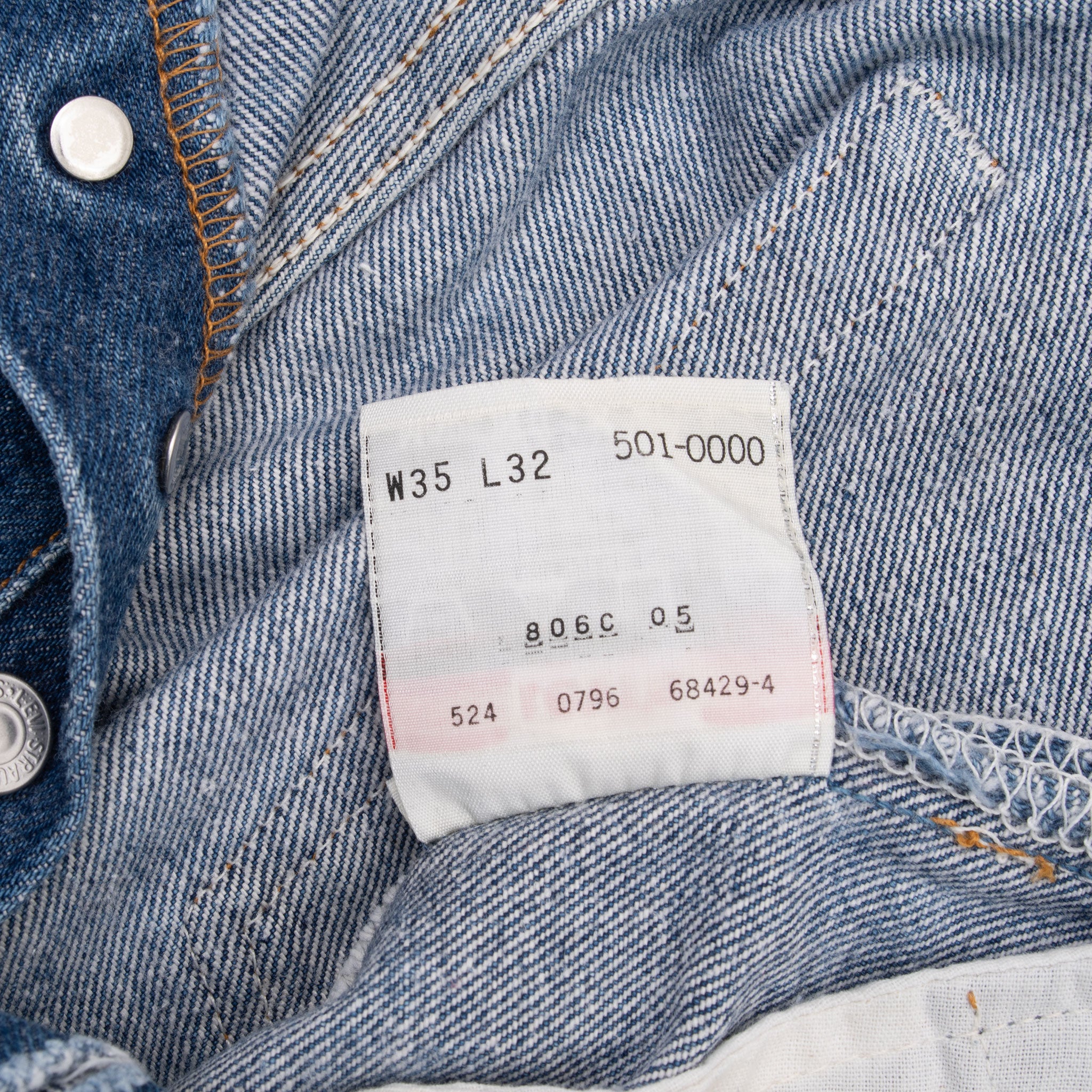 xVintage Preshrunk Levis 501 Indigo Jeans 1990S Size 34X30 Made In Usa With a beatiful Medium Light Wash and some light whiskers
Size on Tag 35X32 Actual size 34X30
Back Button #524