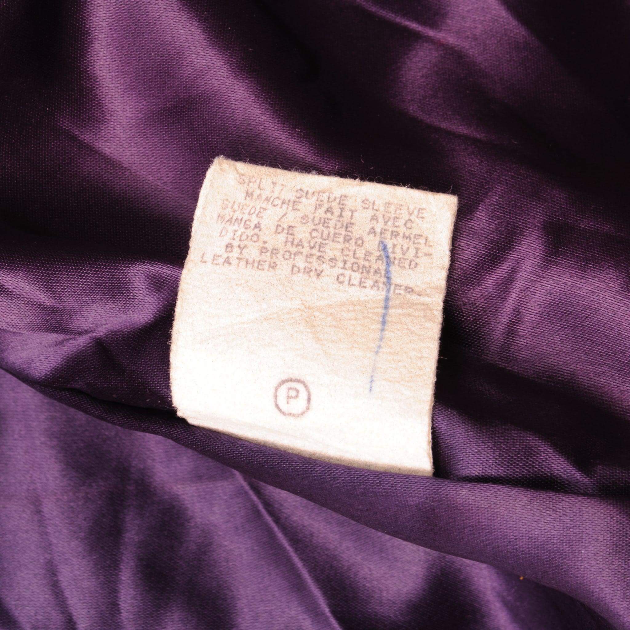 Beautiful bomber jacket Disney The Lion King with suede sleeves and two beautiful embroideries, 1994 Size Medium Made in USA.