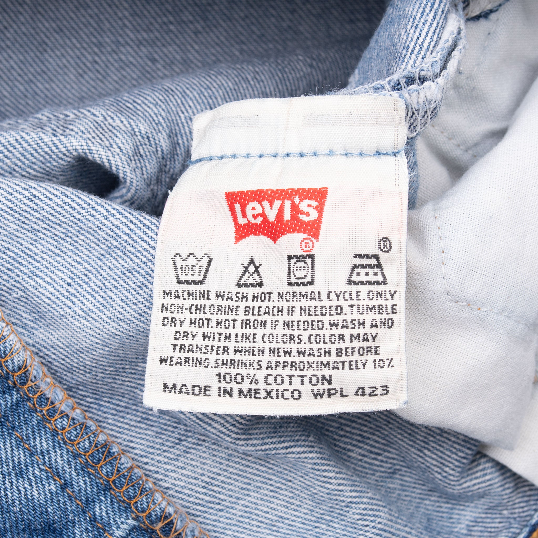 Vintage Levis 501 Indigo Blue Jeans 1990S Size 40X28 With A Beautiful Medium Light Wash And Some Light Whiskers
Size on Tag 44X32 Actual size 40X28
Back Button #190