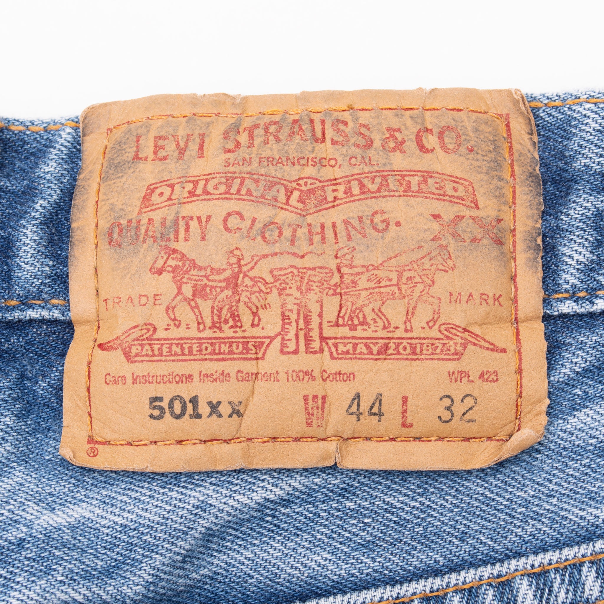 Vintage Levis 501 Indigo Blue Jeans 1990S Size 40X28 With A Beautiful Medium Light Wash And Some Light Whiskers
Size on Tag 44X32 Actual size 40X28
Back Button #190