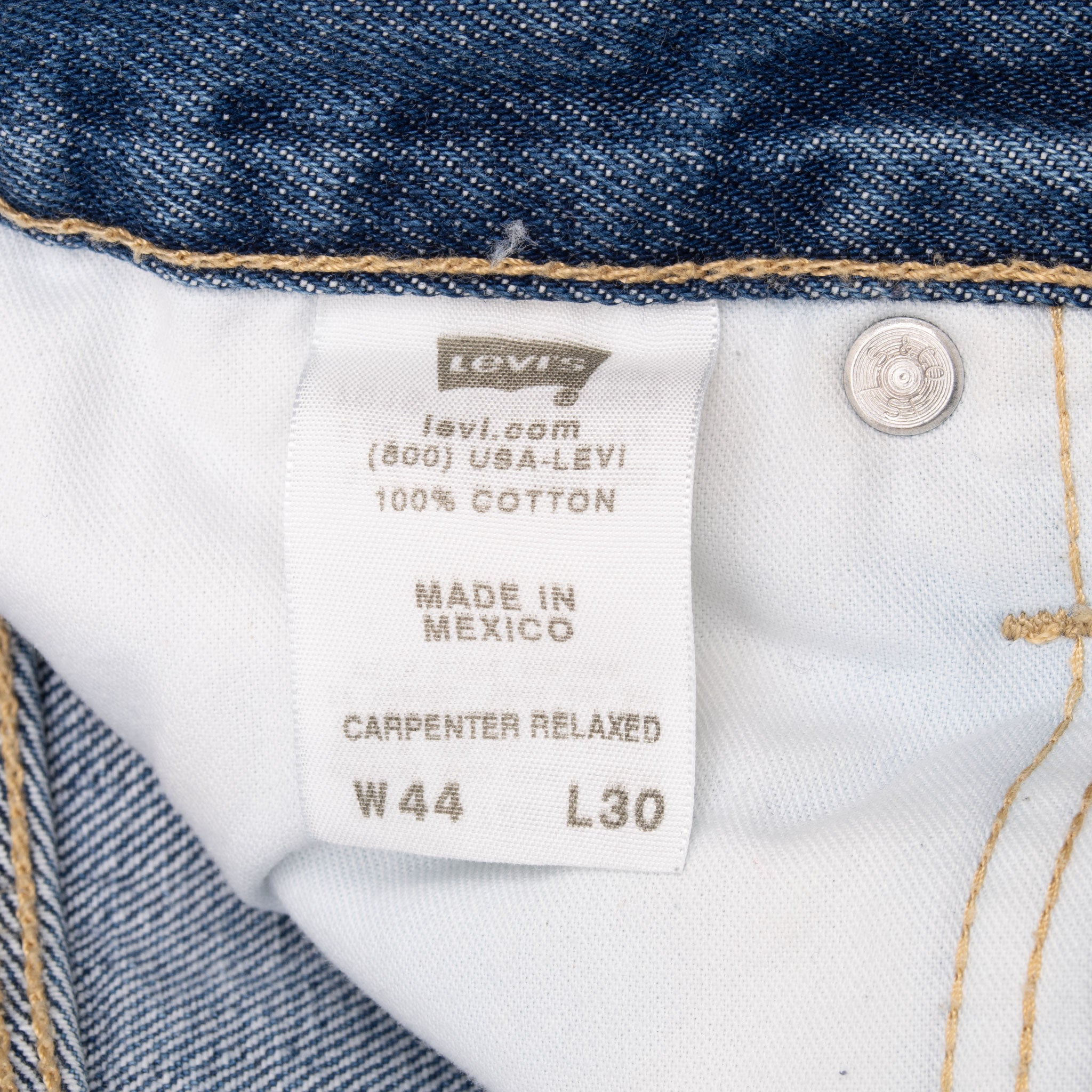 Beautiful Vintage Levis 505 Carpenter Relaxed Fit Indigo Jeans 2000S Size 42X30 With Medium Wash
Size on Tag 44X30 actual size 42X30
Back Button #322M