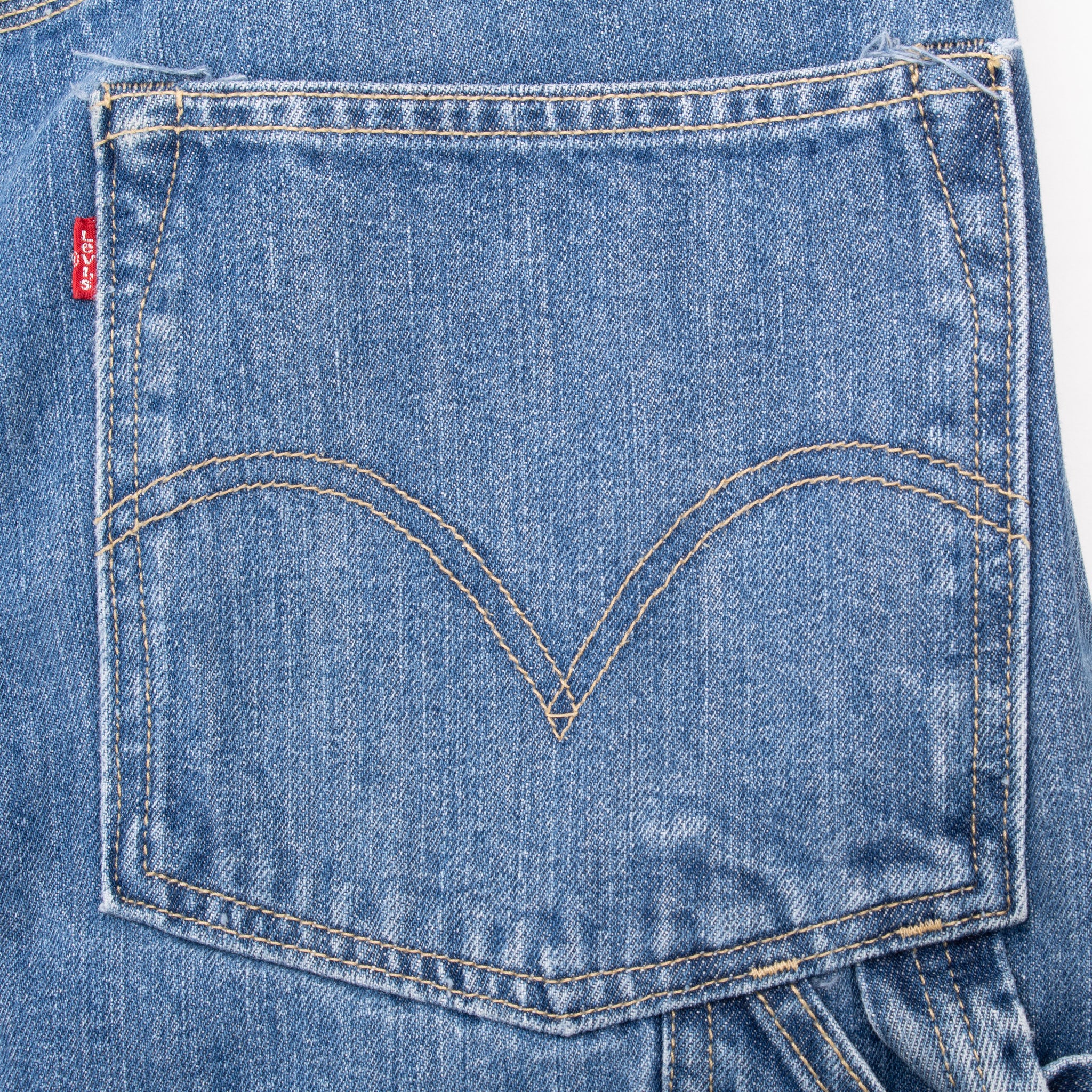 Beautiful Vintage Levis 505 Carpenter Relaxed Fit Indigo Jeans 2000S Size 42X30 With Medium Wash
Size on Tag 44X30 actual size 42X30
Back Button #322M