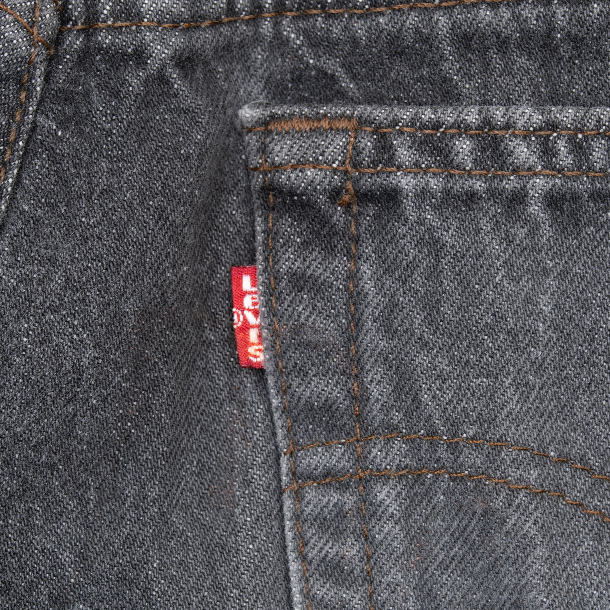 Beautiful Vintage Black Levis 501 Jeans 1980S Size 35X34 Made in USA
Size on Tag 30X34 Actual Size 29X32
Back Button #524