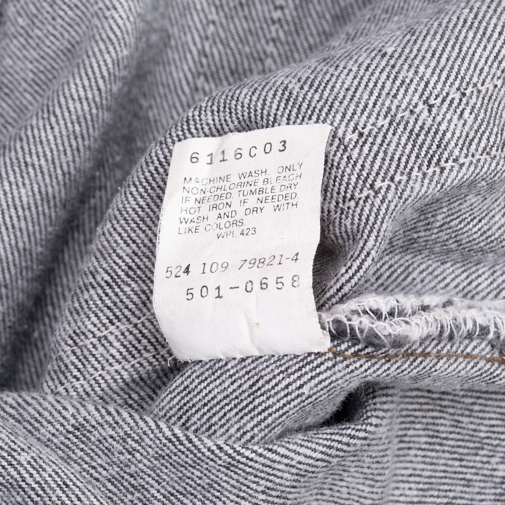 Beautiful Vintage Black Levis 501 Jeans 1980S Size 35X34 Made in USA
Size on Tag 30X34 Actual Size 29X32
Back Button #524