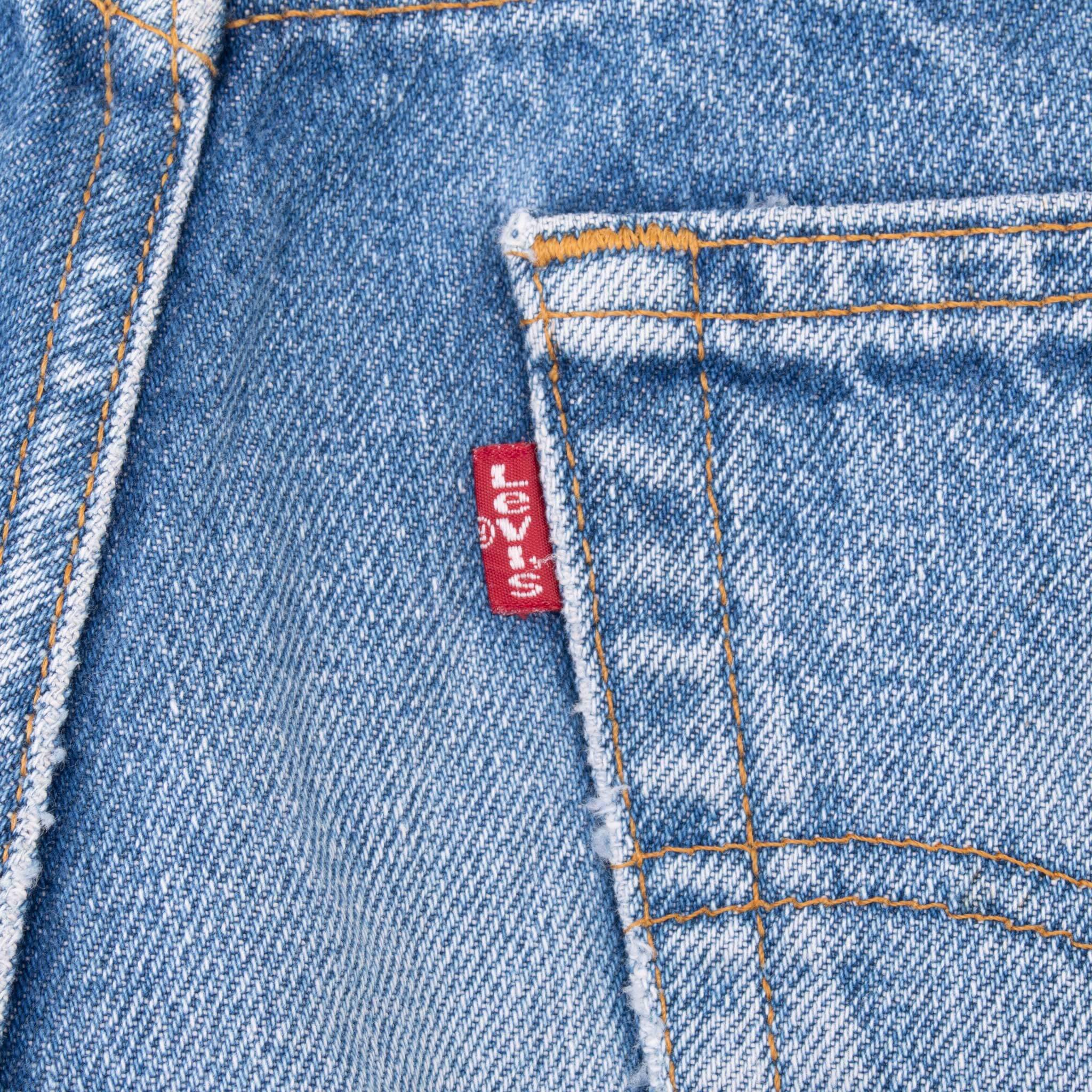 Beautiful Indigo Levis 517 Boot Cut Jeans 1980s with Medium Blue Wash With Beautiful Whiskers.
Size on tag 32X33 actual Size 31x31
Back Button #104