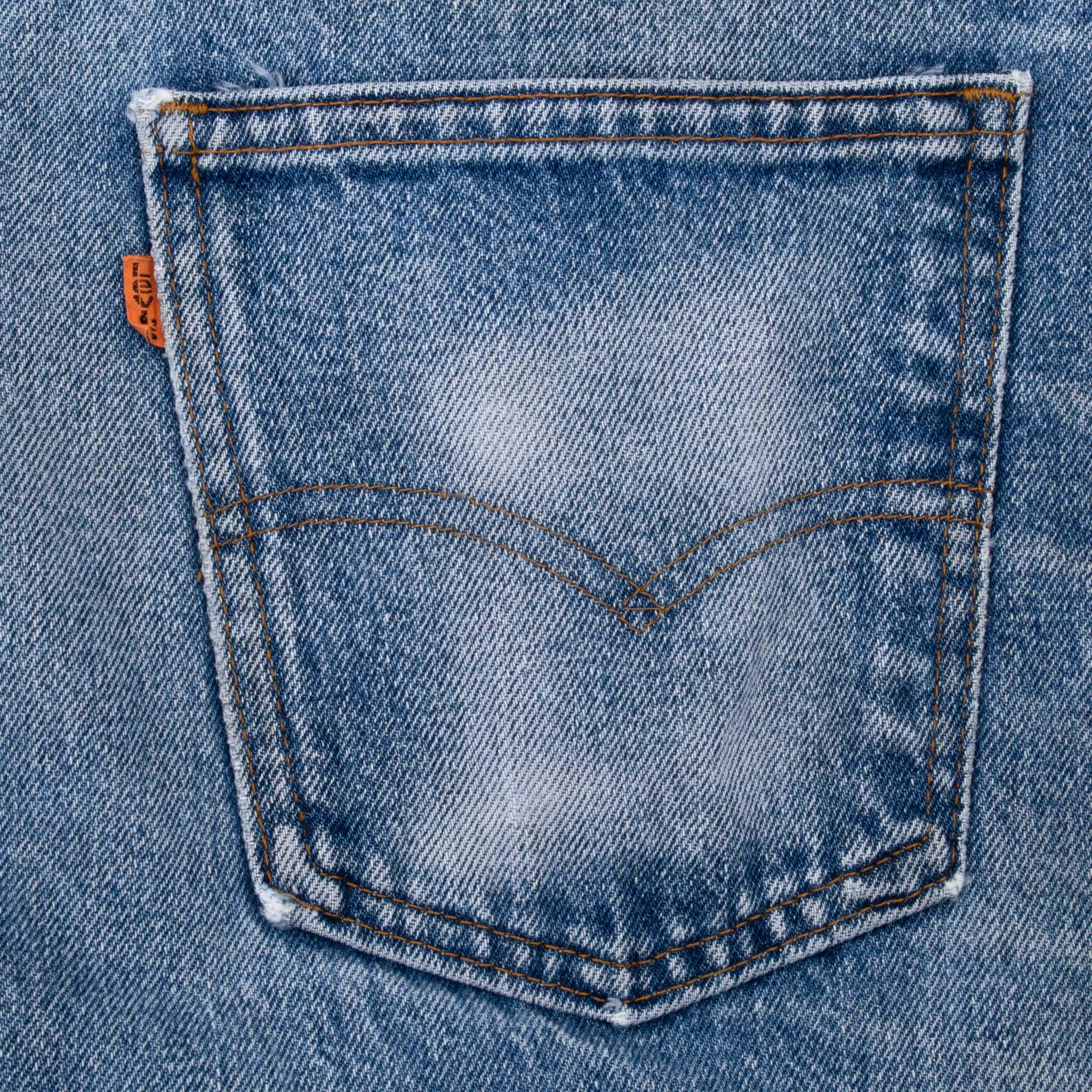 Vintage Levis 517 Orange Tab Indigo Jeans Boot Cut Size 32X30 Made In Usa With Medium Light Wash and Beautiful Whiskers early 80s
Size on tag 34X32 actual Size Is 32X30
Back Button #585