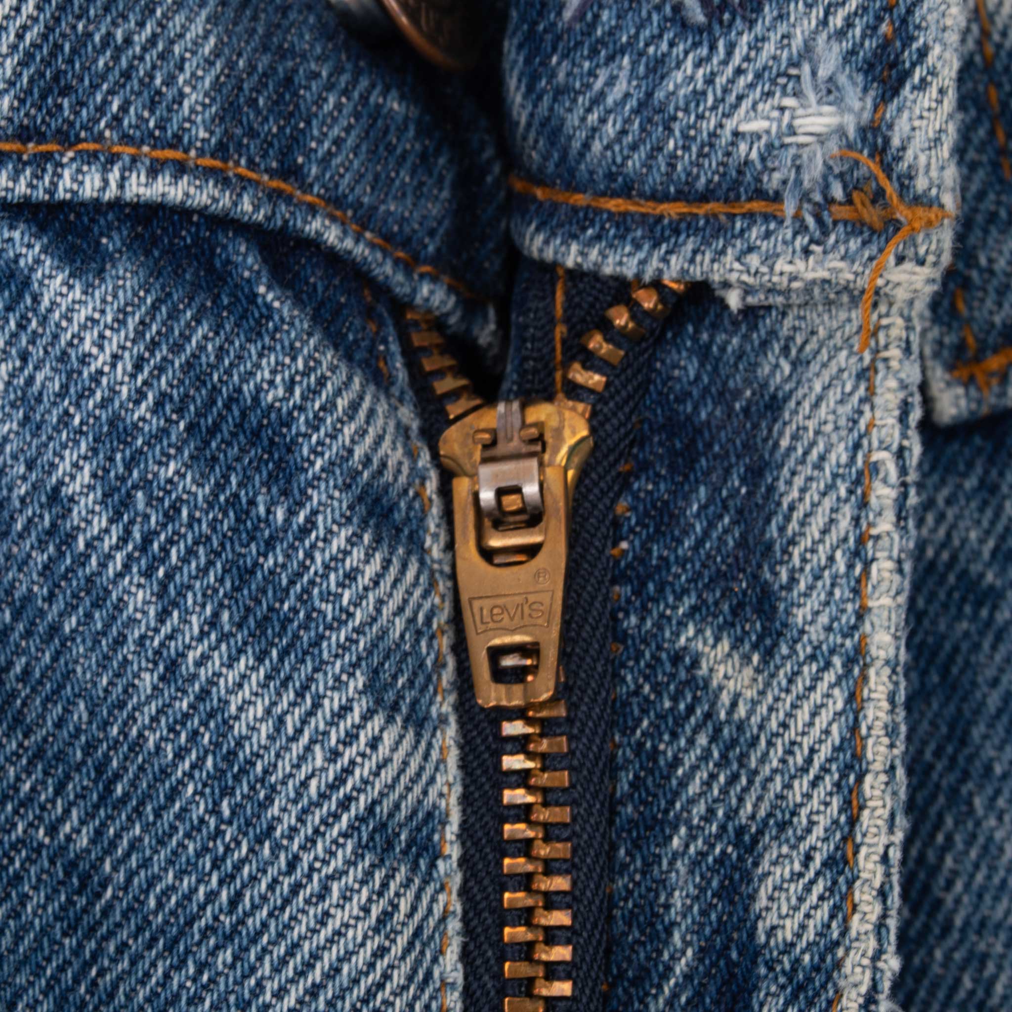 Vintage Levis 517 Orange Tab Indigo Jeans Boot Cut Size 32X30 Made In Usa With Medium Light Wash and Beautiful Whiskers early 80s
Size on tag 34X32 actual Size Is 32X30
Back Button #585