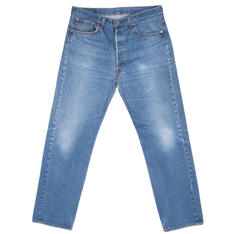 Vintage Levis 501 Indigo Blue Jeans 1980S Size 35X31 Made In Usa With A Medium Light Wash With Some Light Whiskers

Size on Tag 38X34 Actual Size 35X31

Back Button #653