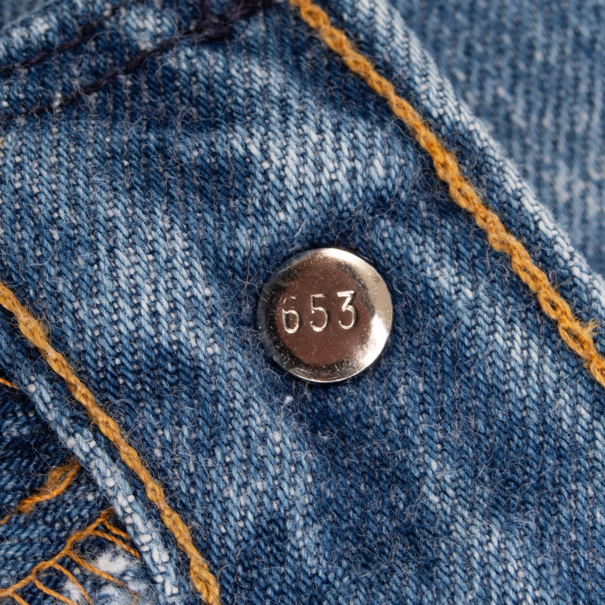 Vintage Levis 501 Indigo Blue Jeans 1980S Size 35X31 Made In Usa With A Medium Light Wash With Some Light Whiskers

Size on Tag 38X34 Actual Size 35X31

Back Button #653