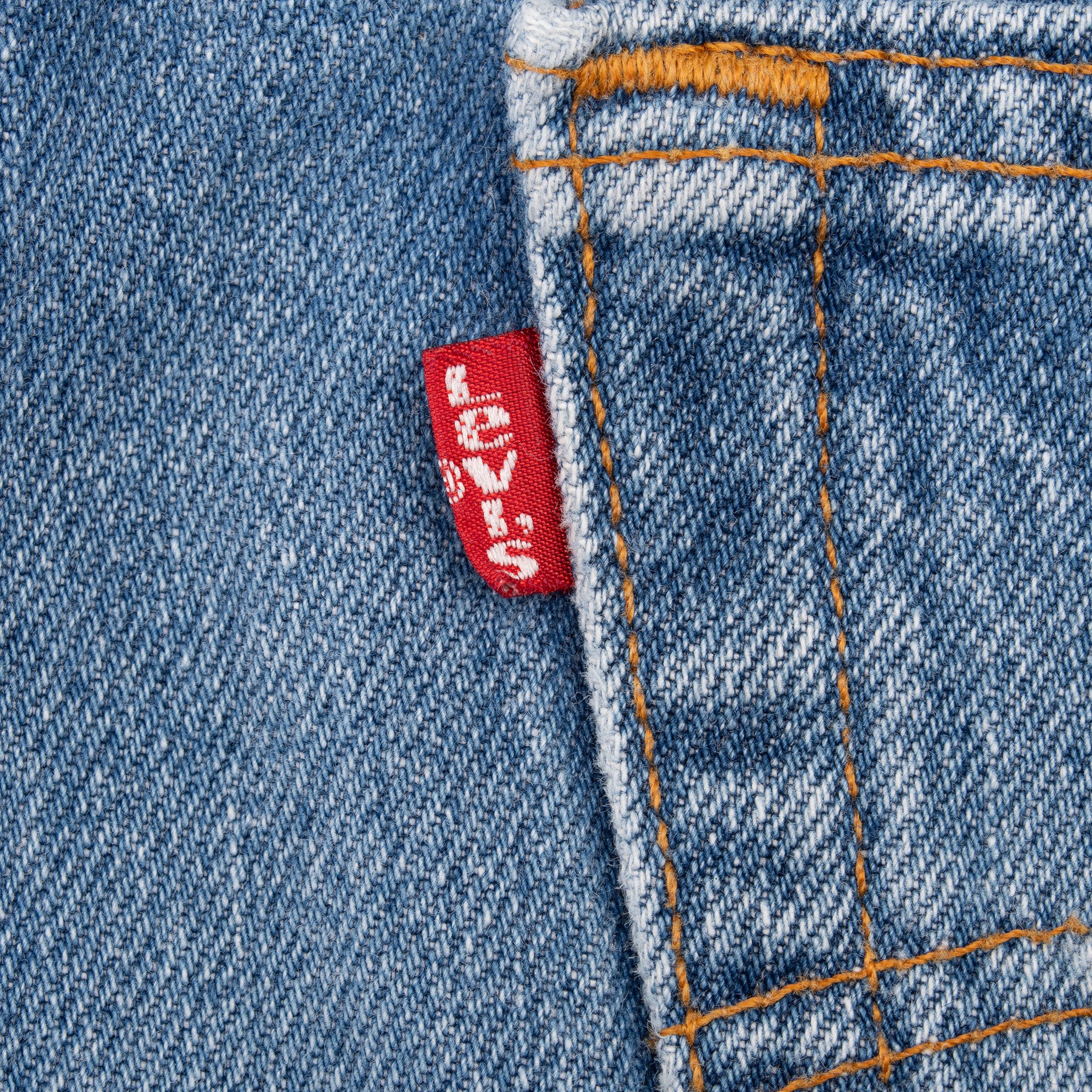 Vintage Levis 501 Indigo Blue Jeans 1980S Size 35X31 Made In Usa With A Medium Light Wash With Some Light Whiskers

Size on Tag 38X34 Actual Size 35X31

Back Button #653