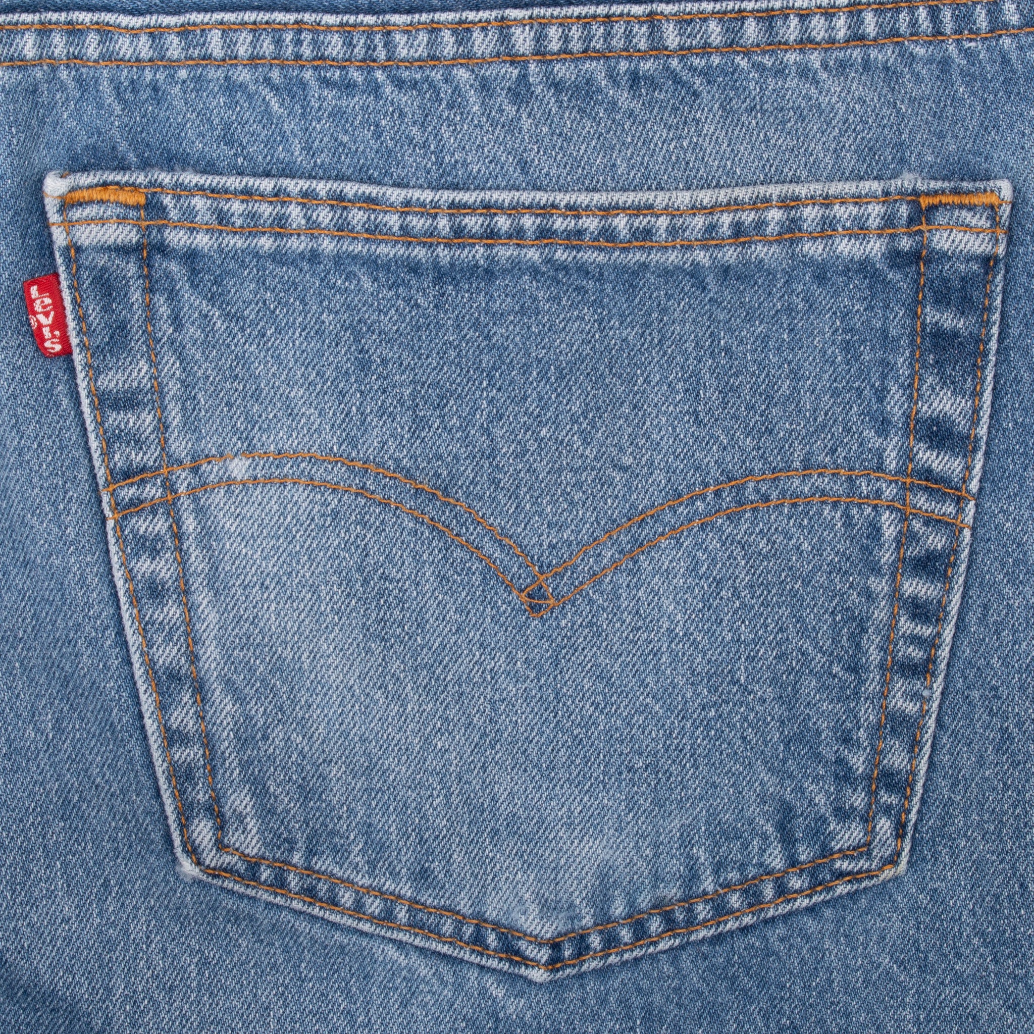 Vintage Levis 501 Indigo Blue Jeans 1980S Size 35X31 Made In Usa With A Medium Light Wash With Some Light Whiskers

Size on Tag 38X34 Actual Size 35X31

Back Button #653