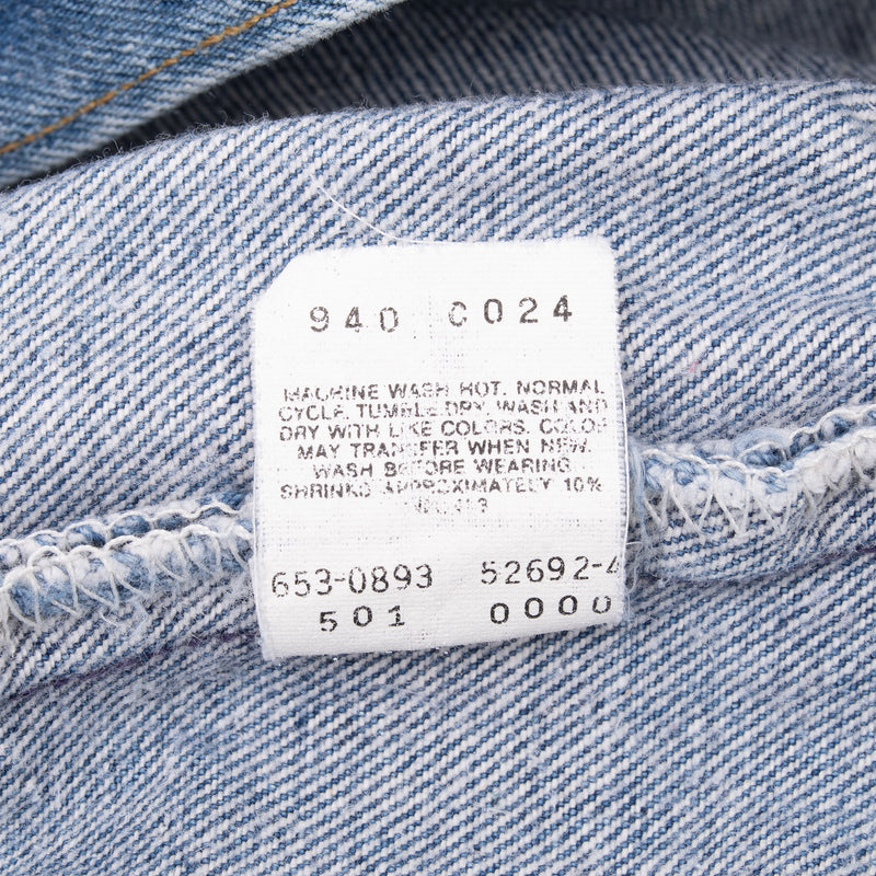 Vintage Levis 501 Indigo Blue Jeans 1980S Size 35X31 Made In Usa With A Medium Light Wash With Some Light Whiskers

Size on Tag 38X34 Actual Size 35X31

Back Button #653