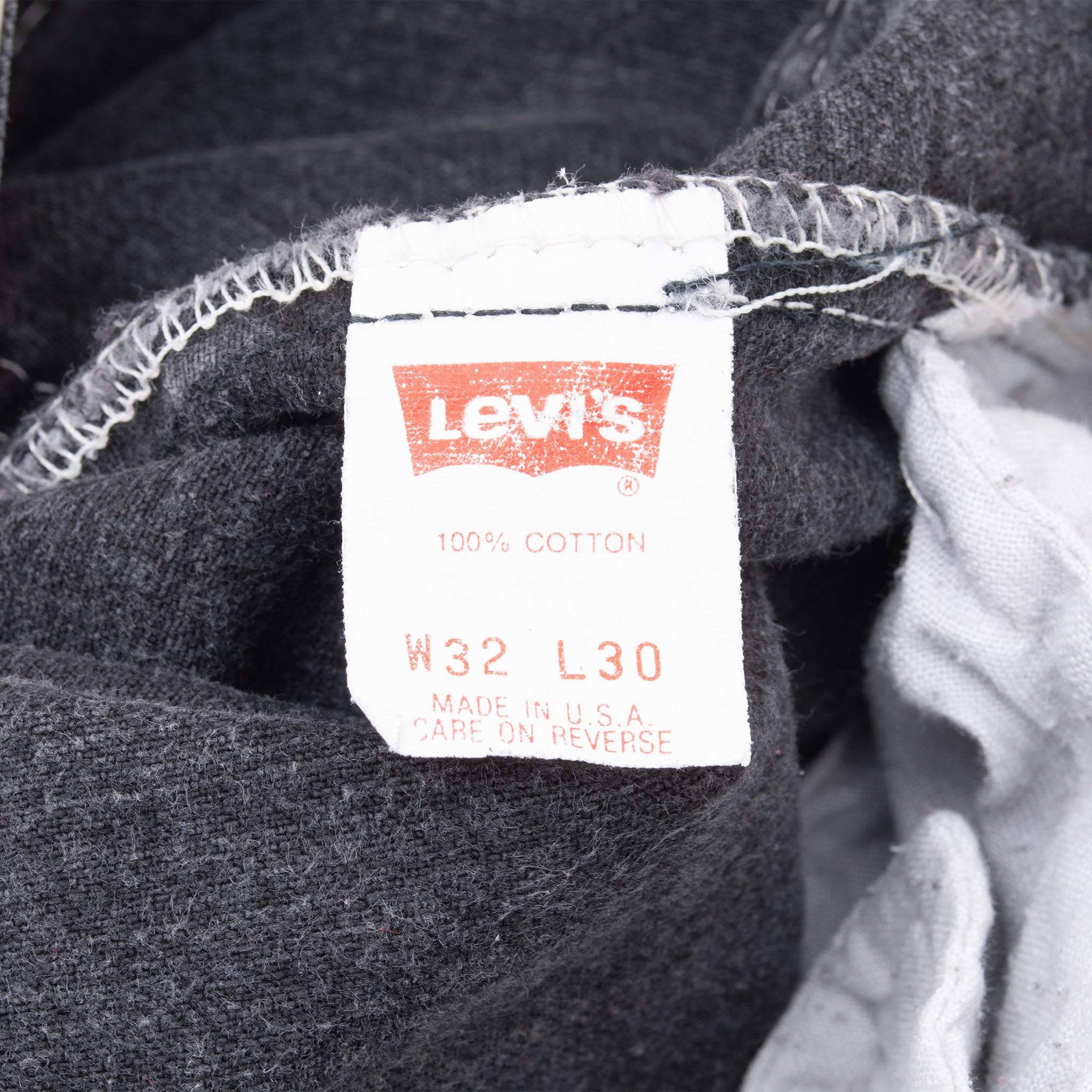 Vintage Preshrunk Levis 550 Black Jeans 1980S Size 32X29 Made In Usa

Size on Tag 32X30 Actual size 32X29

Back Button #513