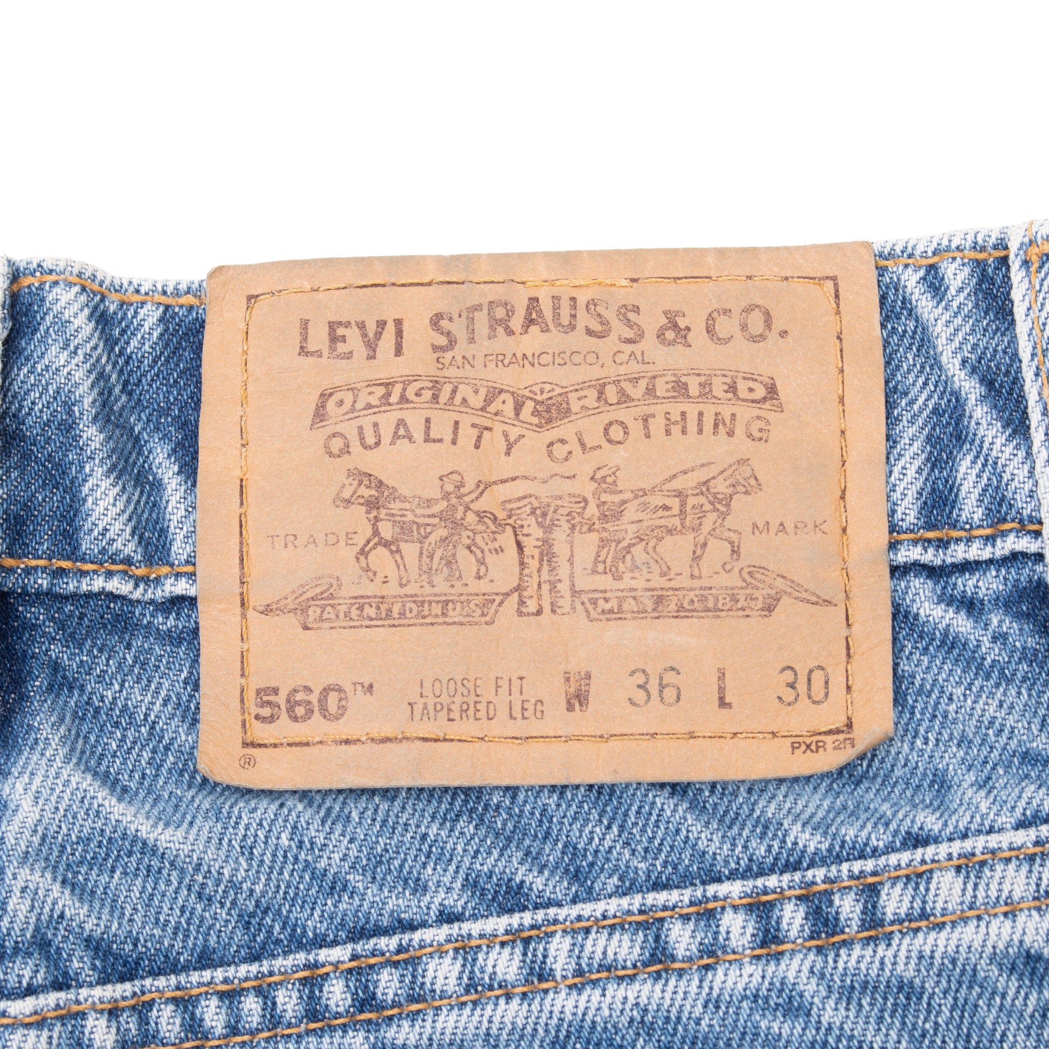 Vintage Levis 560 Loose Fit Tapered Leg Orange Tab Indigo Blue Jeans 1980S Size 34X29 Made In Usa With A Medium Wash

Size On Tag 36X30 Actual Size 34X29

Back Button #918