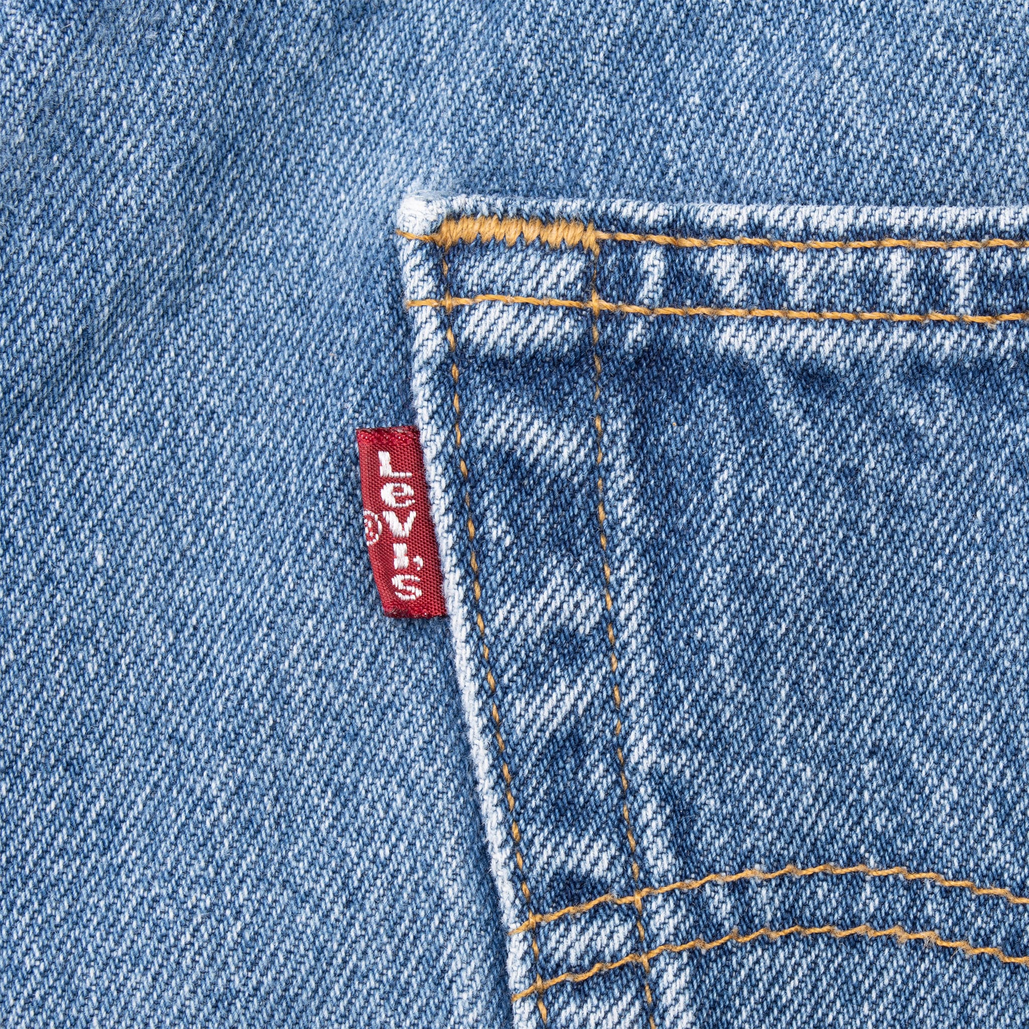 Vintage Levis 501 Indigo Blue Jeans 1990S Size 39X30 Made In USA With A Beautiful Medium Wash

Size on Tag 40X30 Actual size 39X30

Back Button #553