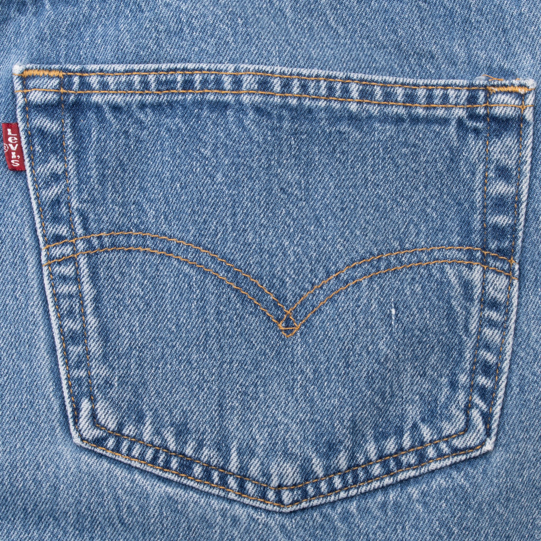 Vintage Levis 501 Indigo Blue Jeans 1990S Size 39X30 Made In USA With A Beautiful Medium Wash

Size on Tag 40X30 Actual size 39X30

Back Button #553