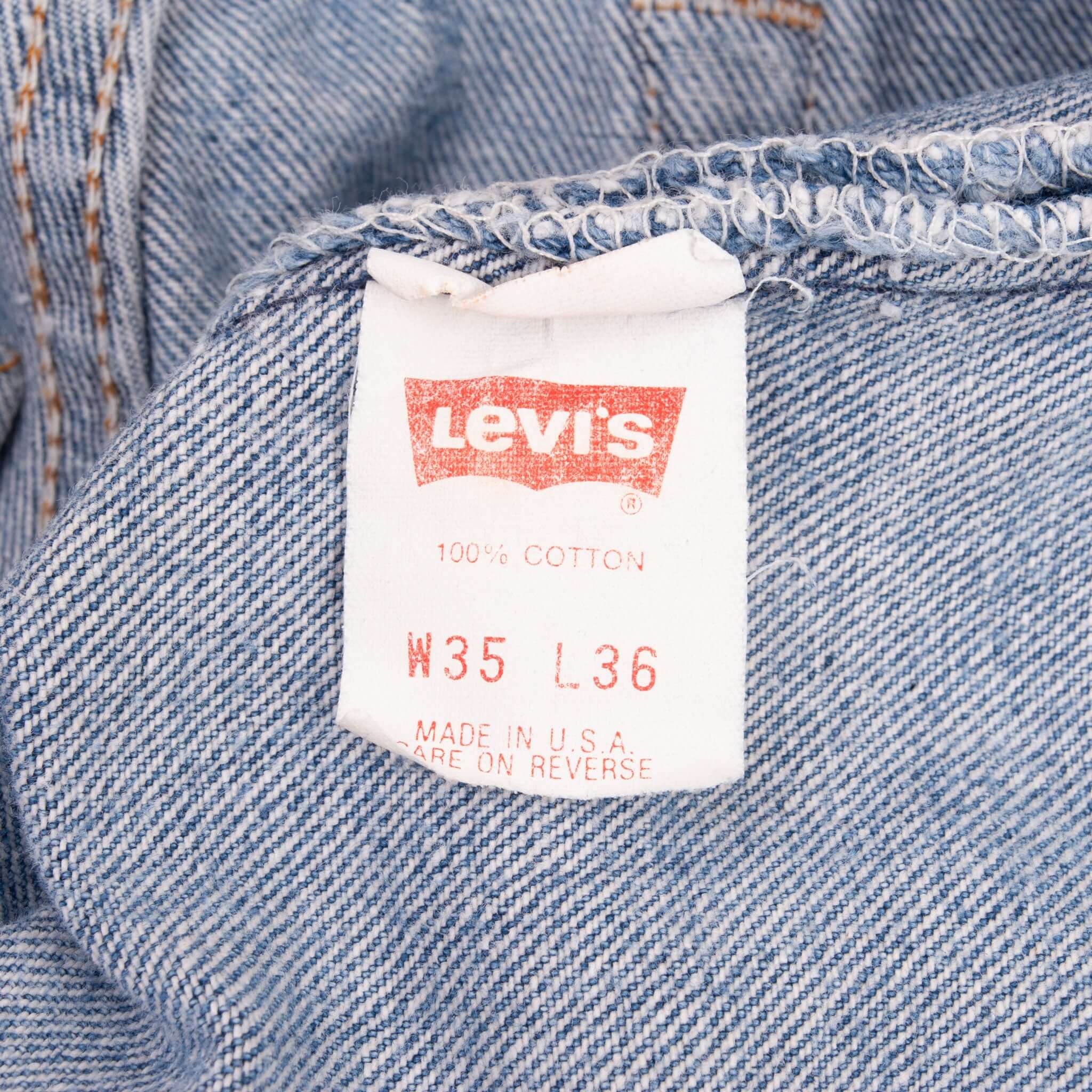 Vintage Levis 501 Indigo Jeans 1980S Size 32X31 Made In Usa With A Medium Wash With Light Whiskers

Size on Tag is 35X36 Actual Size Is 32X31

Back button #520