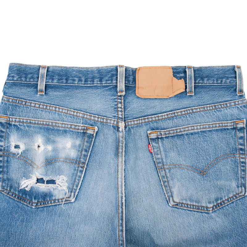 Vintage Levis 501 Indigo Jeans 1980S Size 38X27 Made In Usa With A Medium Wash With Light Whiskers

Size on Tag is 40X30 Actual Size Is 38X27

Back button #653
