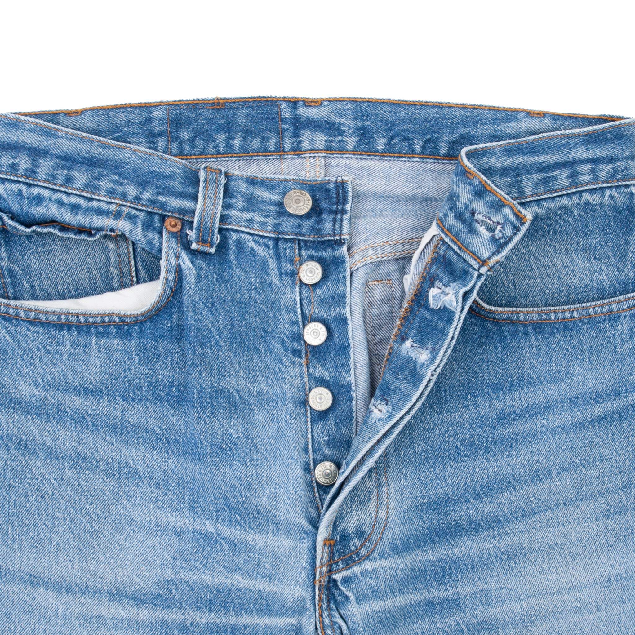 Vintage Levis 501 Indigo Jeans 1980S Size 31X29 Made In Usa With A Medium Light Wash With Some Light Whiskers

Size on Tag is 32X34 Actual Size Is 31X29

Back button #552