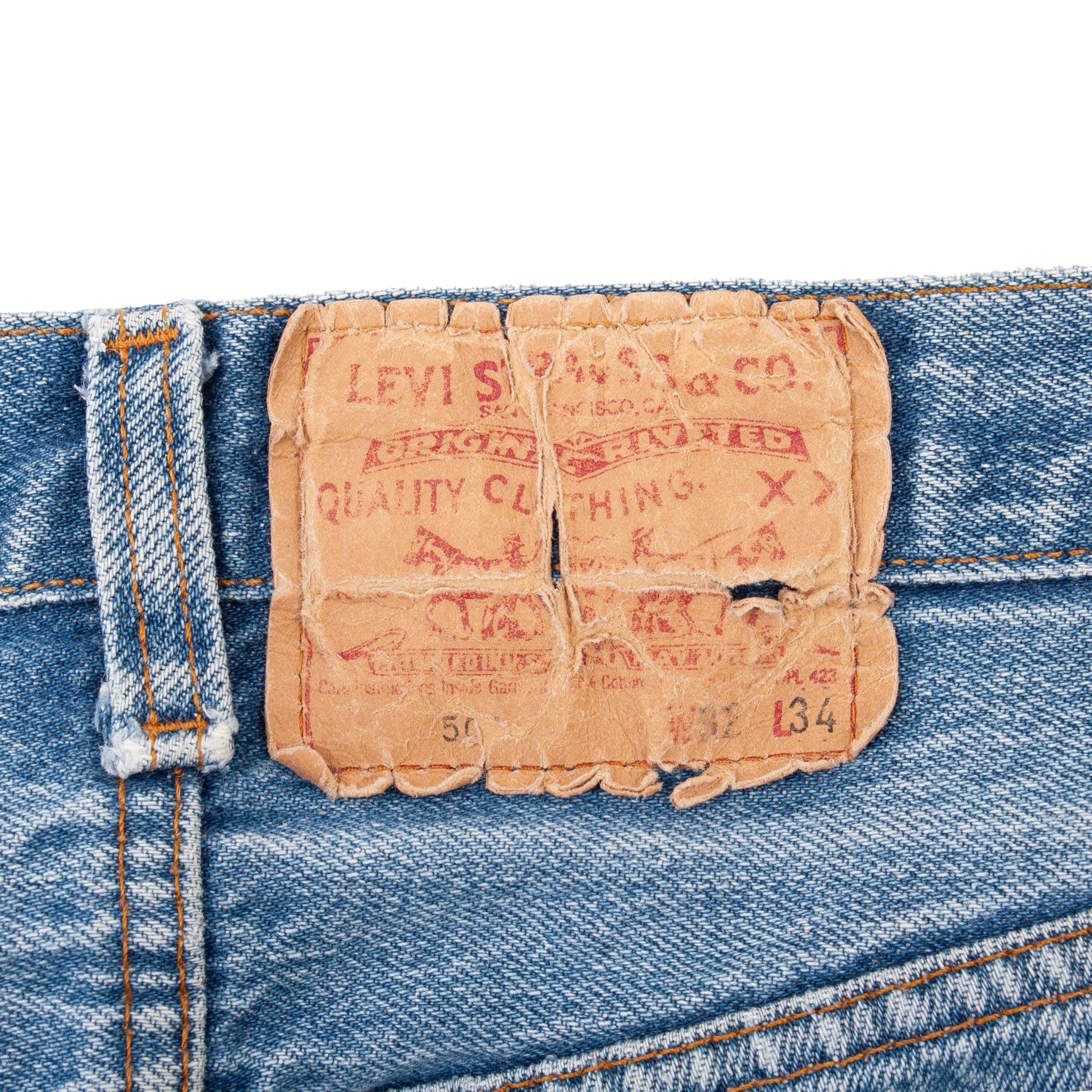 Vintage Levis 501 Indigo Jeans 1980S Size 31X29 Made In Usa With A Medium Light Wash With Some Light Whiskers

Size on Tag is 32X34 Actual Size Is 31X29

Back button #552