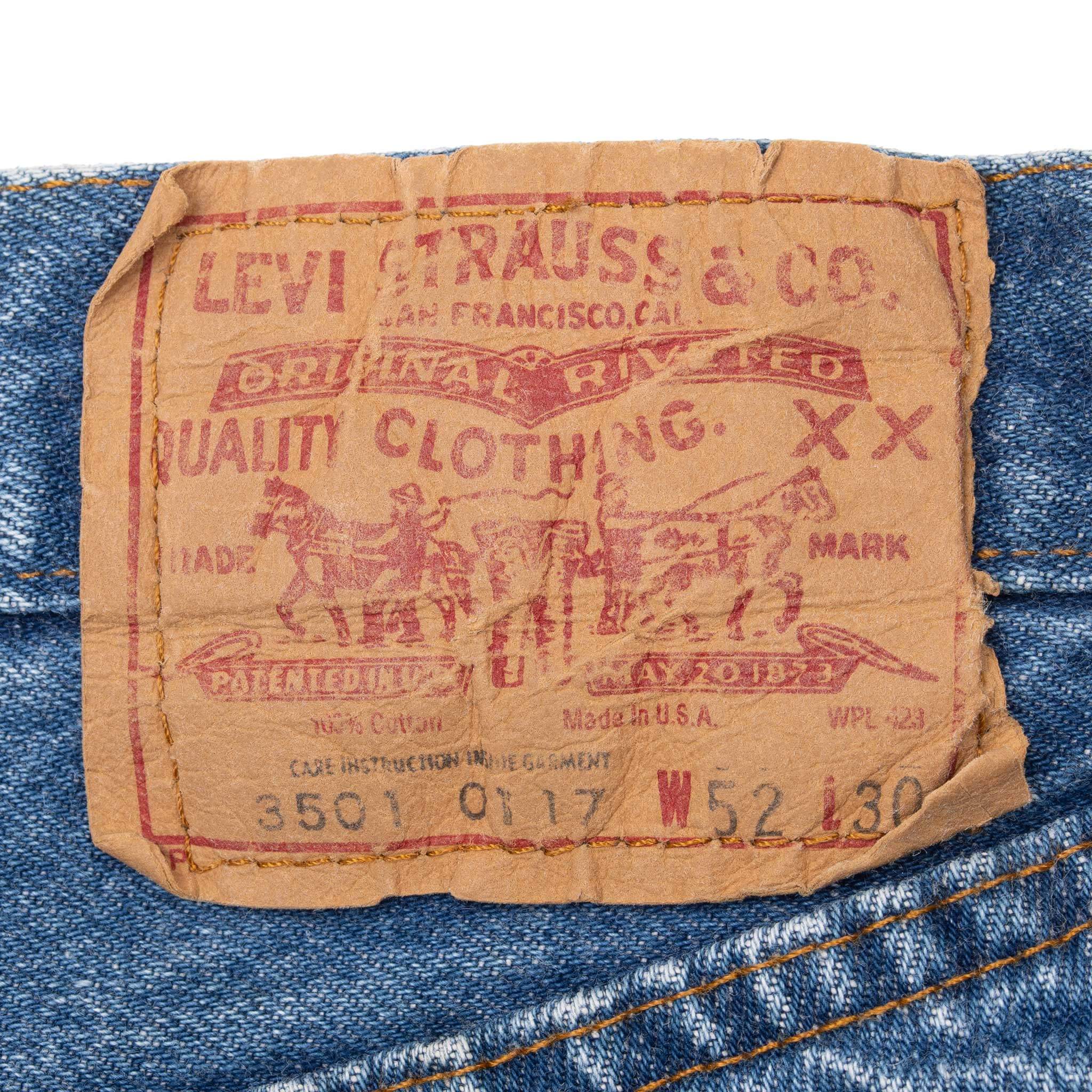 Beautiful Indigo Levis 501 Jeans 1980s Made in USA with Medium Wash

Size on tag 52X32 actual size 47X27

Back Button #524