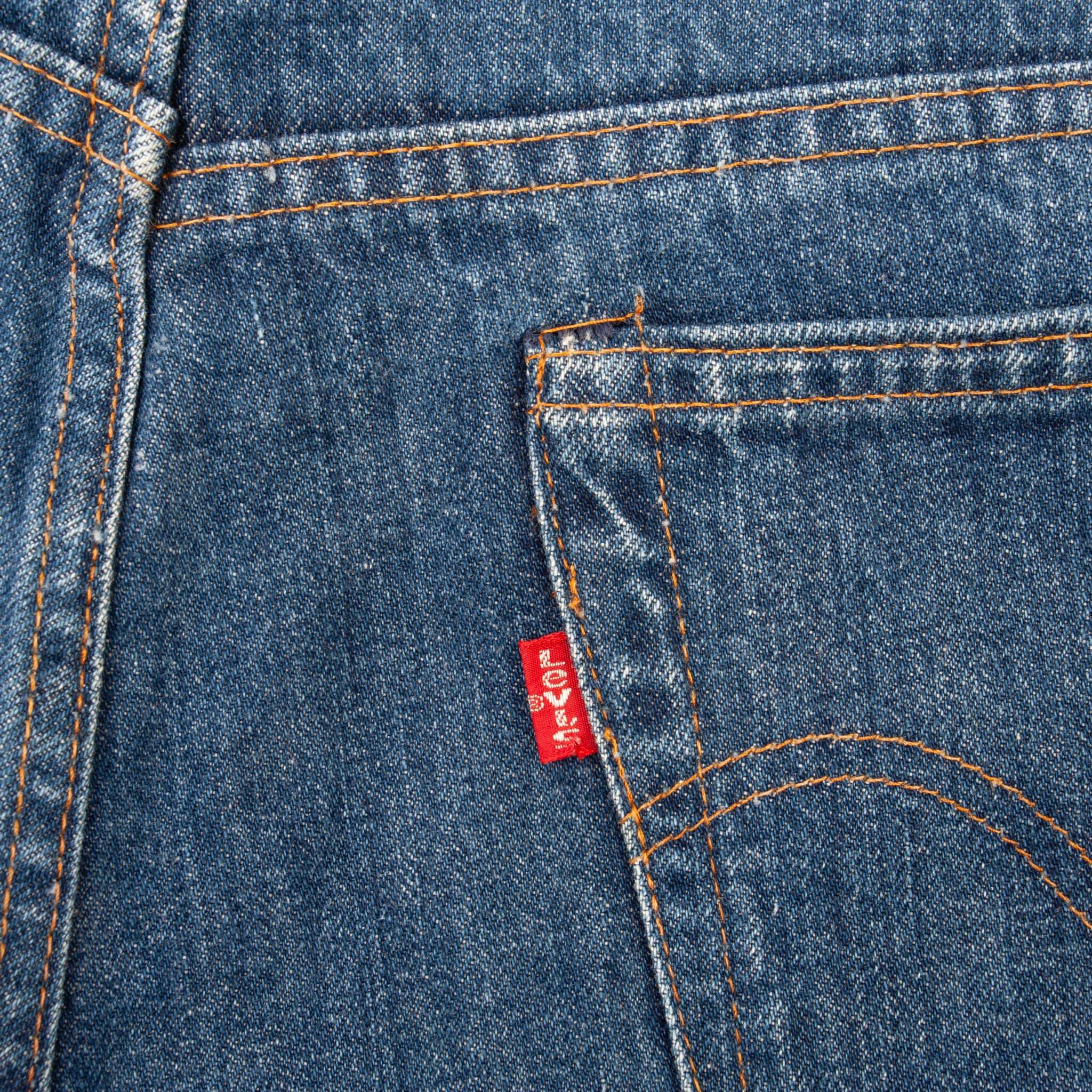 Vintage Levis 517 Bootcut Jeans Indigo 1980S Size W36 L33 Made In Usa With a Dark Wash

Size On Tag 38X34 Actual Size 36X33

Back Button #16