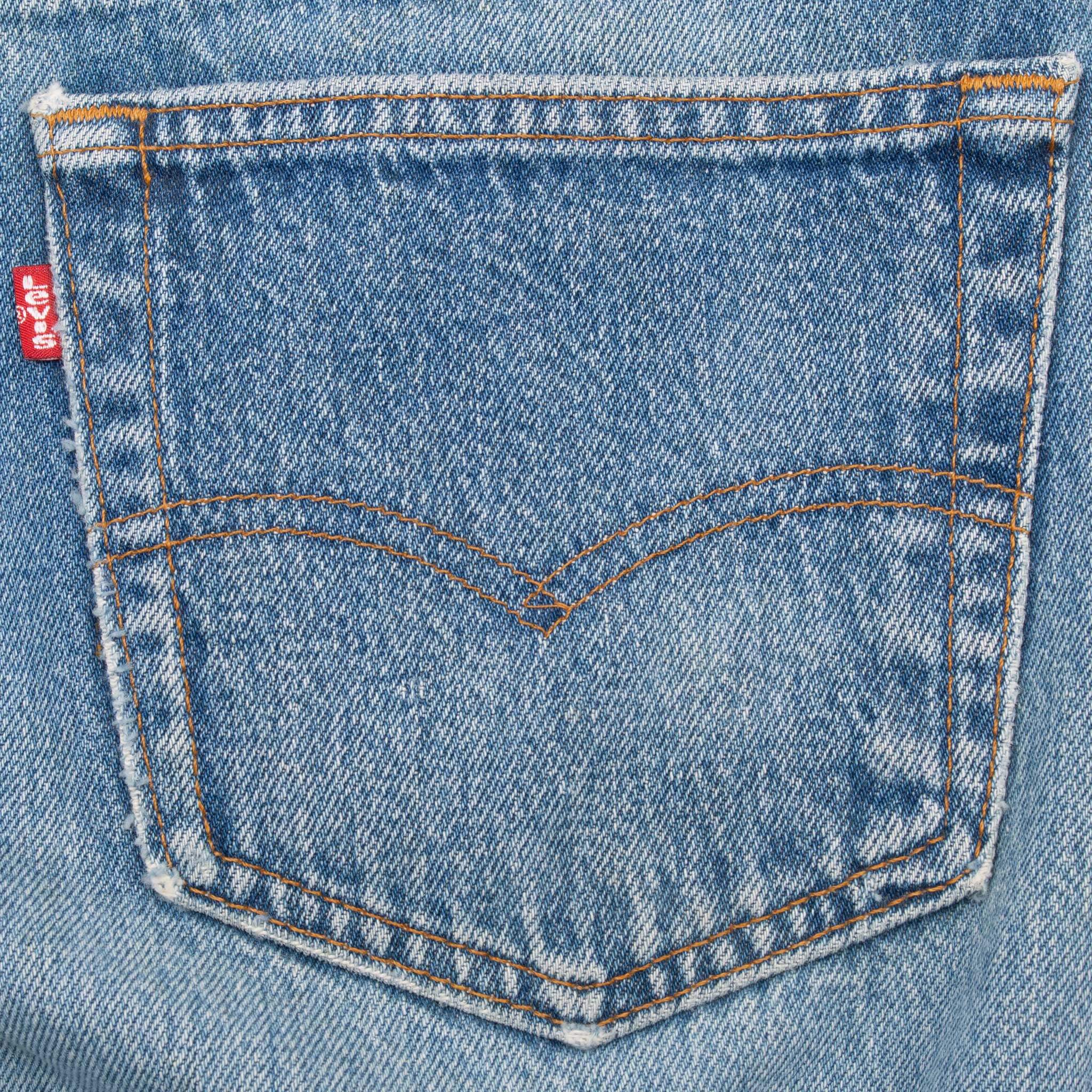Vintage Levis 501 Indigo Jeans 1980S Size 31X29 Made In Usa With A Medium Wash With Some Light Whiskers

Size on Tag is 34X36 Actual Size Is 31X31

Back button #515
