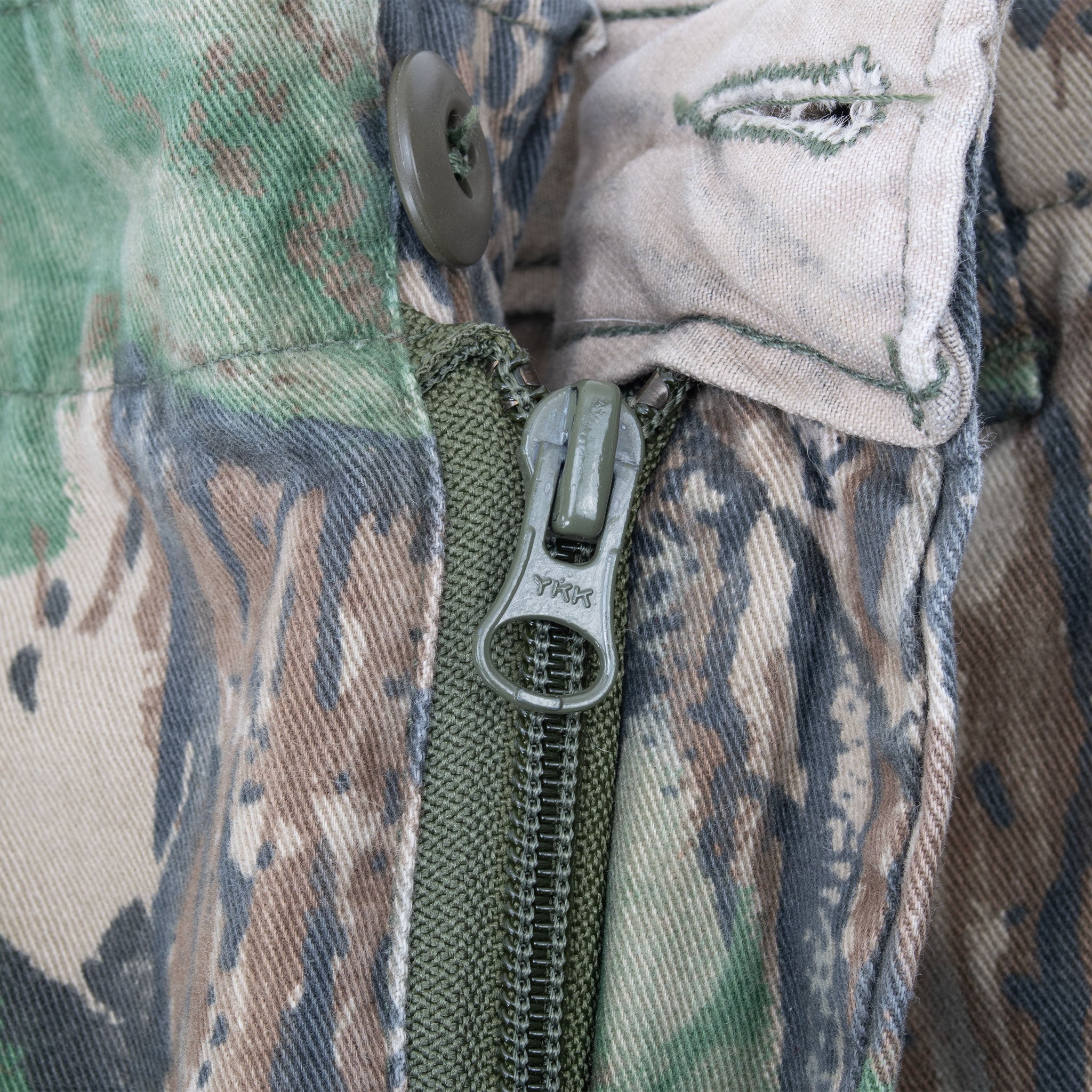Vintage Realtree Rattlers Camo Cargo Pants Size 30X30 1990S Made In Usa

Size on tag Small

Adjustable Waist