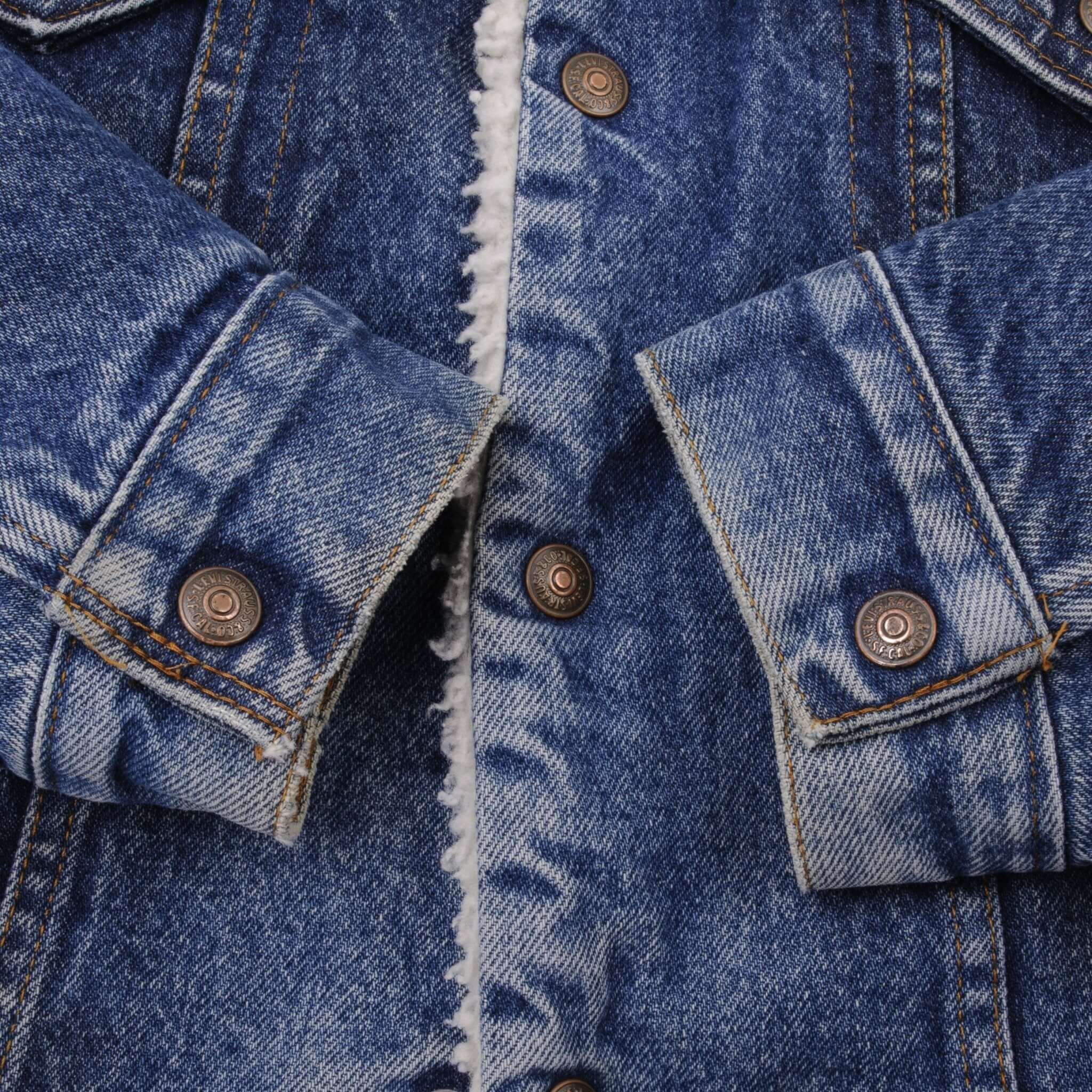 Vintage Levis Sherpa Trucker Denim Jacket Medium Dark Wash 1980s Size 40R Made In USA.  Button #527
