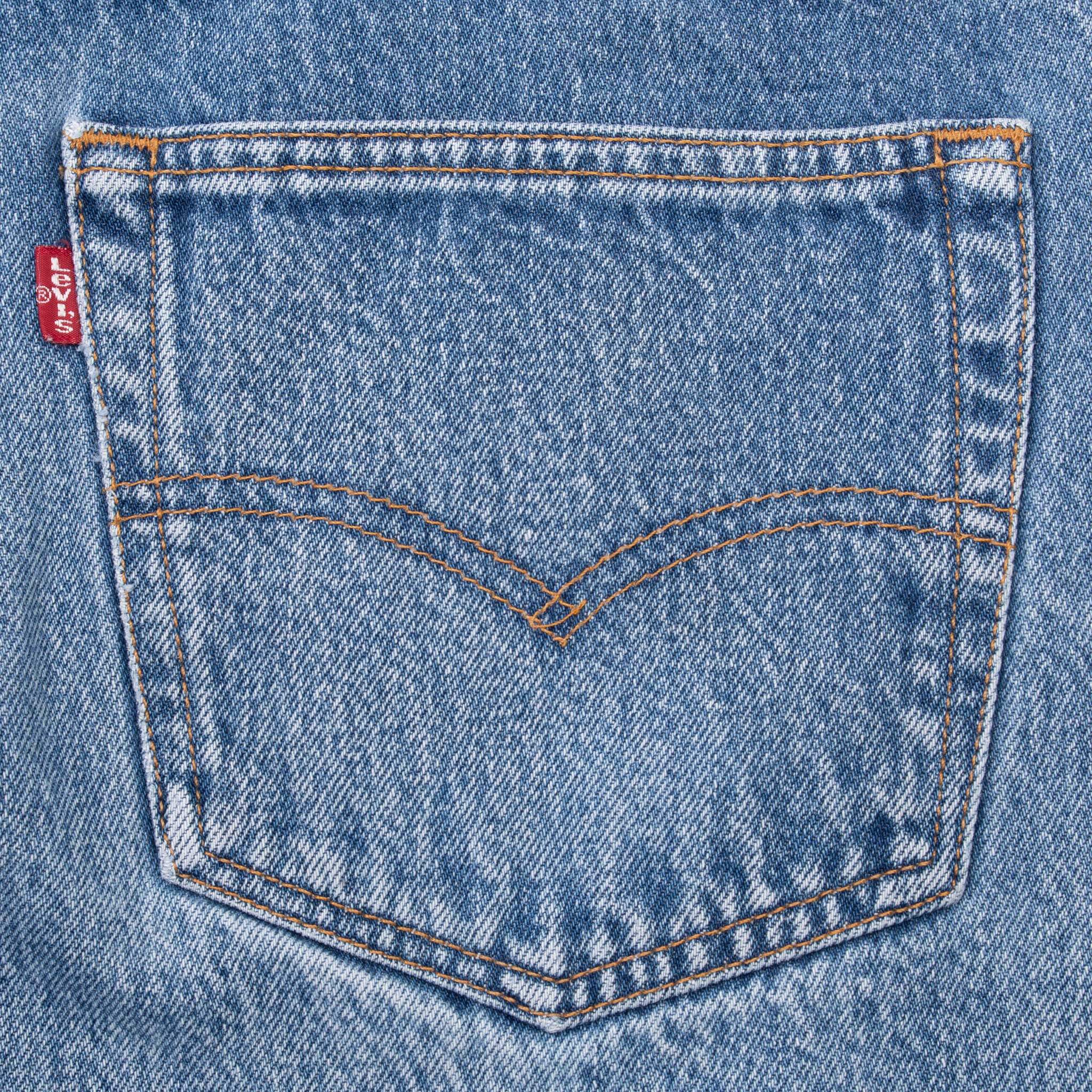 Vintage Preshrunk Levis 501 Indigo Jeans 1990S Size 35X29 Made In Usa With A Medium Light Wash

Size on Tag 36X33 Actual size 35X29

Back Button #555