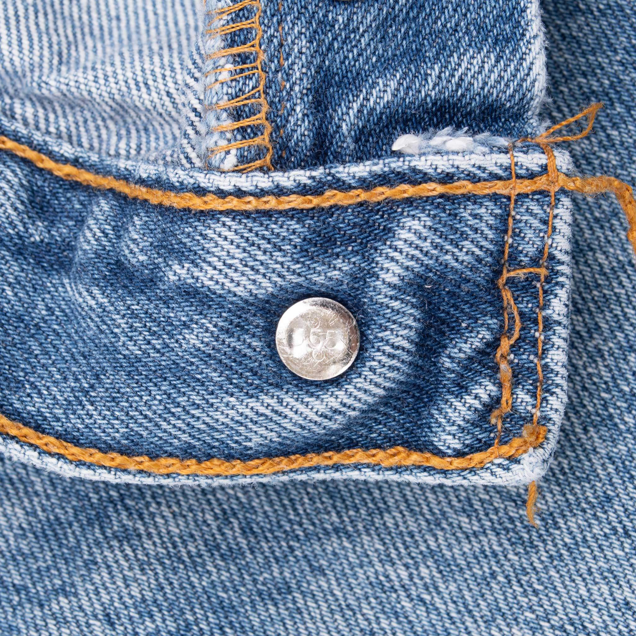 Vintage Preshrunk Levis 501 Indigo Jeans 1990S Size 35X29 Made In Usa With A Medium Light Wash

Size on Tag 36X33 Actual size 35X29

Back Button #555