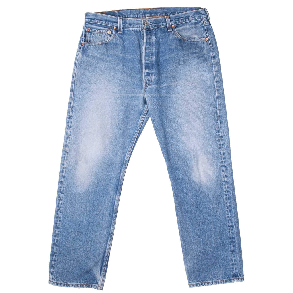 Vintage Preshrunk Levis 501 Indigo Jeans 1990S Size 35X29 Made In Usa With A Medium Light Wash

Size on Tag 36X33 Actual size 35X29

Back Button #555