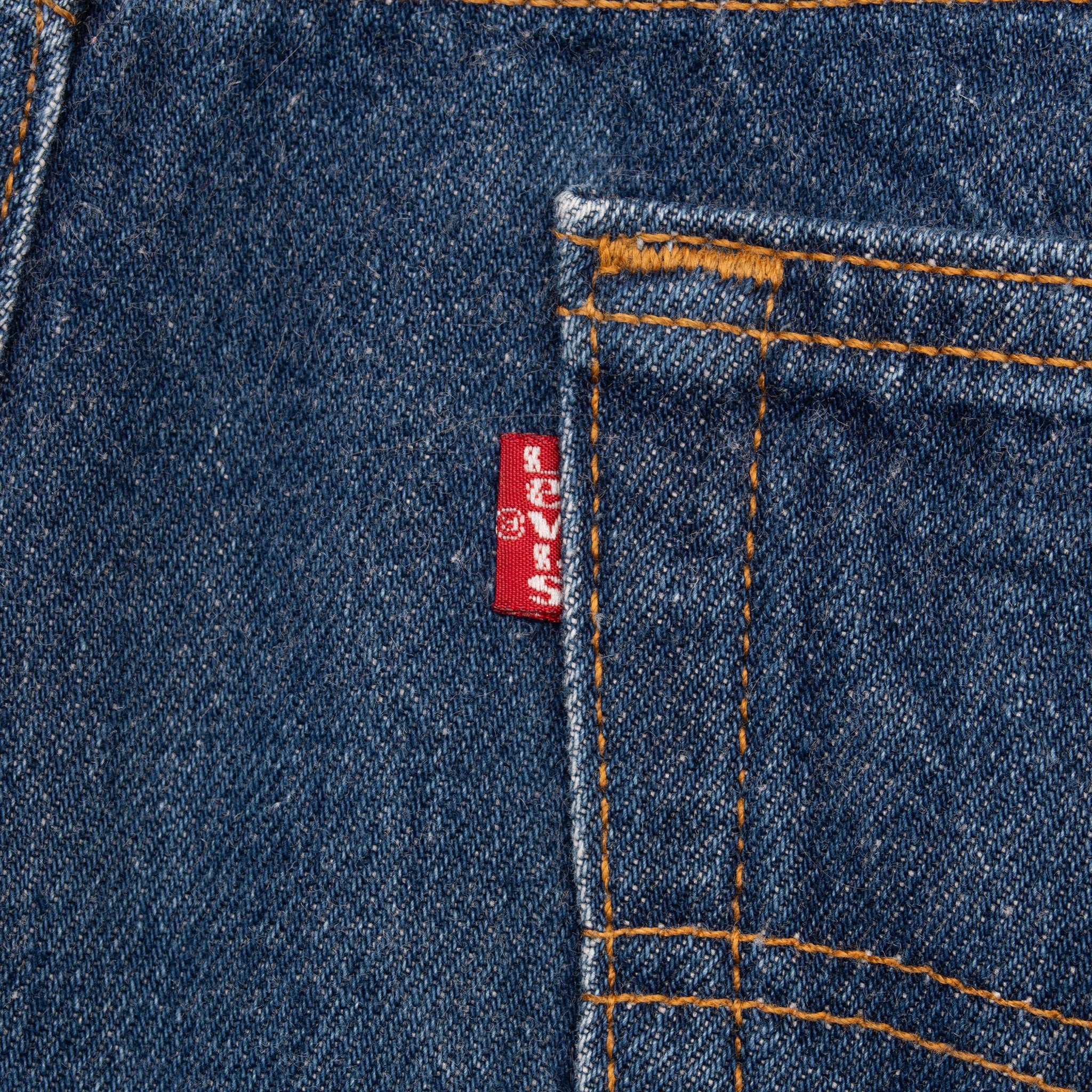 Vintage Levis 501 Indigo Blue Jeans 1980S Size 37X28 Made In Usa

Size On Tag 40X31 Actual Size 37X28

Back Button #653