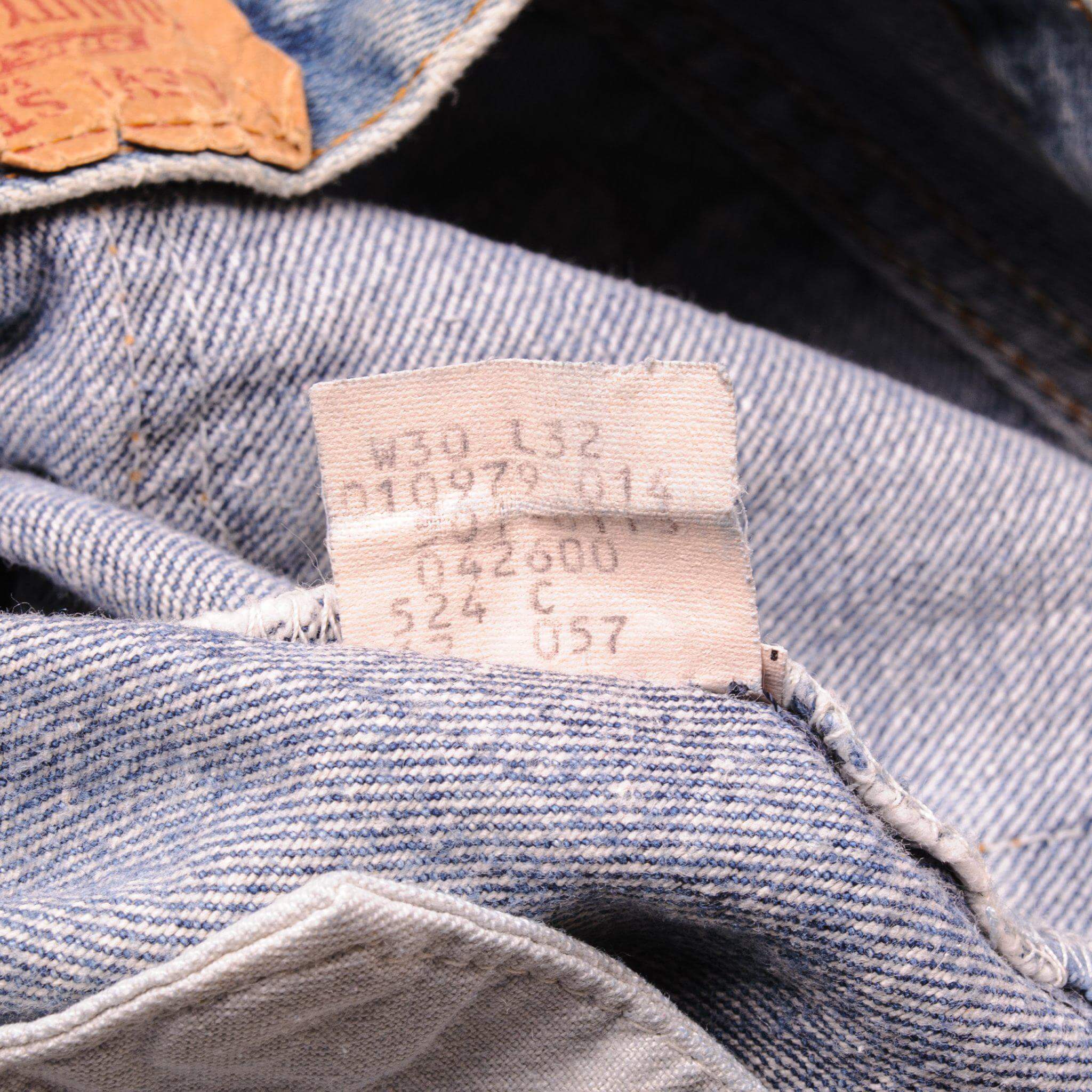 Beautiful Indigo Levis 501 Jeans 1985-1988 Made in USA with a medium blue wash and a nice contrast of light and medium blue and some nice whiskers.  Size on Tag 30X32  ACTUAL SIZE 30X30  Back Button #524