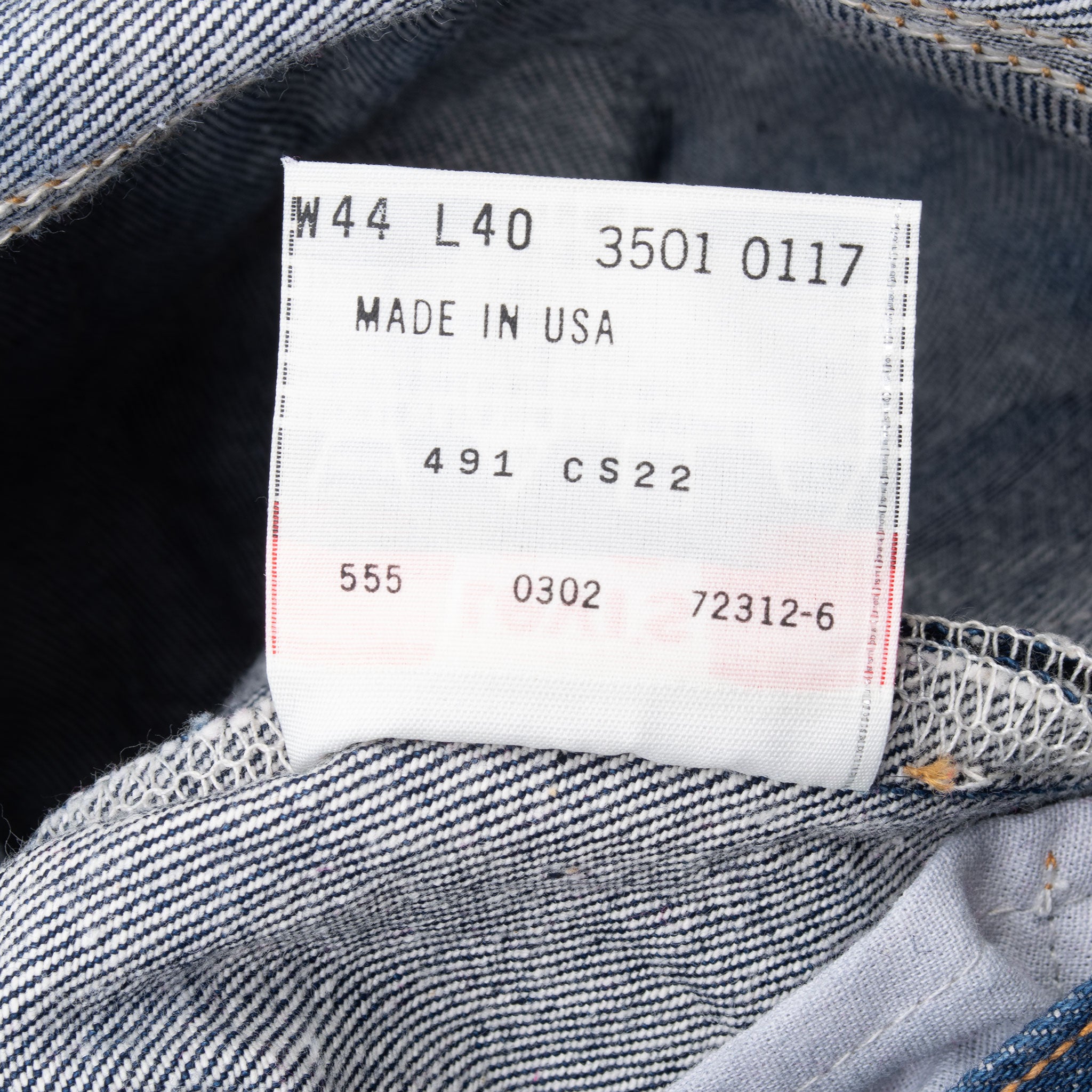 Beautiful Vintage Indigo Levis 501 Jeans 1990S Made in USA with Very Dark Wash

Size on Tag 44X37

Actual Size 42X37

Back Button #555