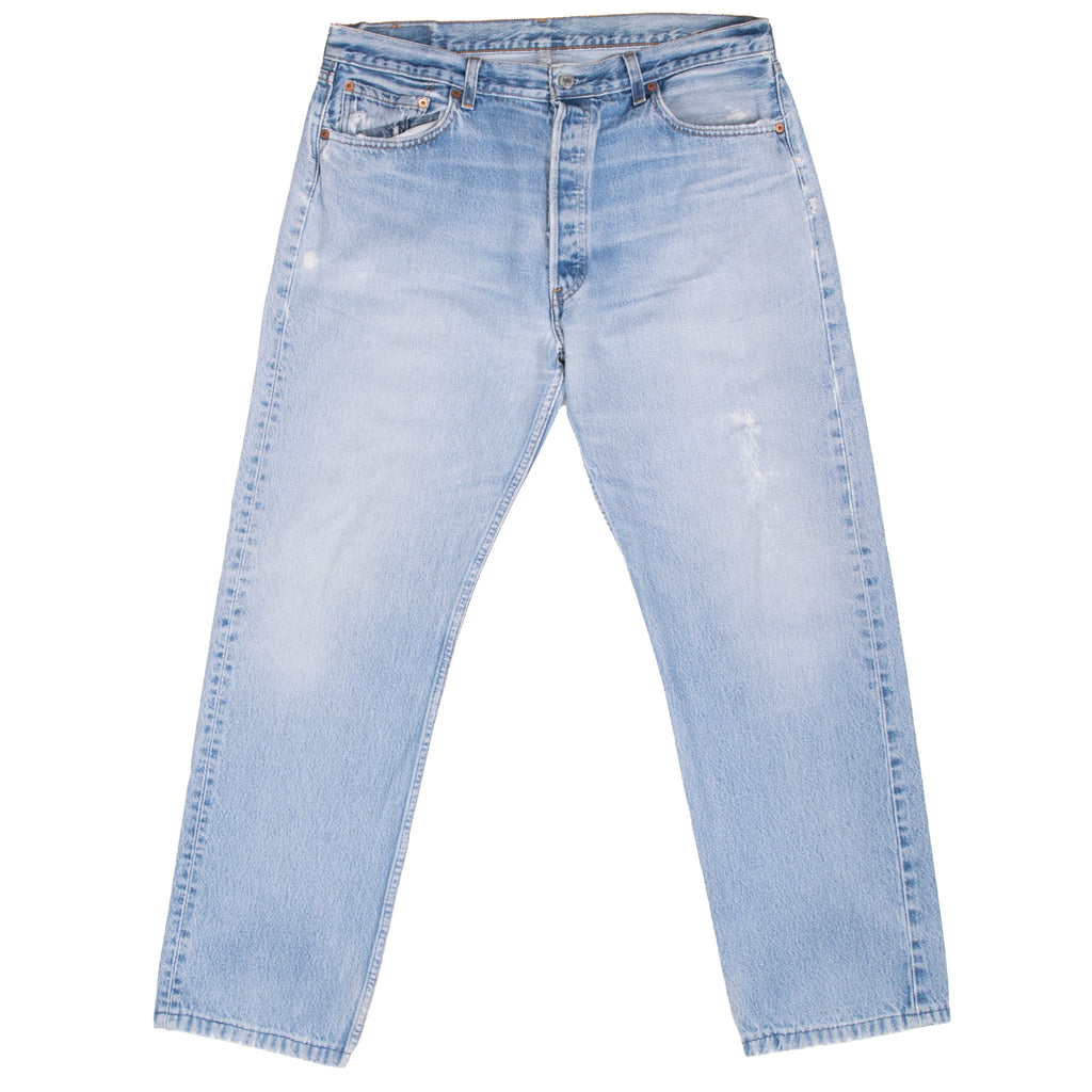 Vintage Levis 501 Indigo Blue Jeans 1990S Size 37X31 Made In Usa With A Medium Wash

Size on Tag is 38X36 Actual Size Is 37X31

Not Original Hem

Back button #552